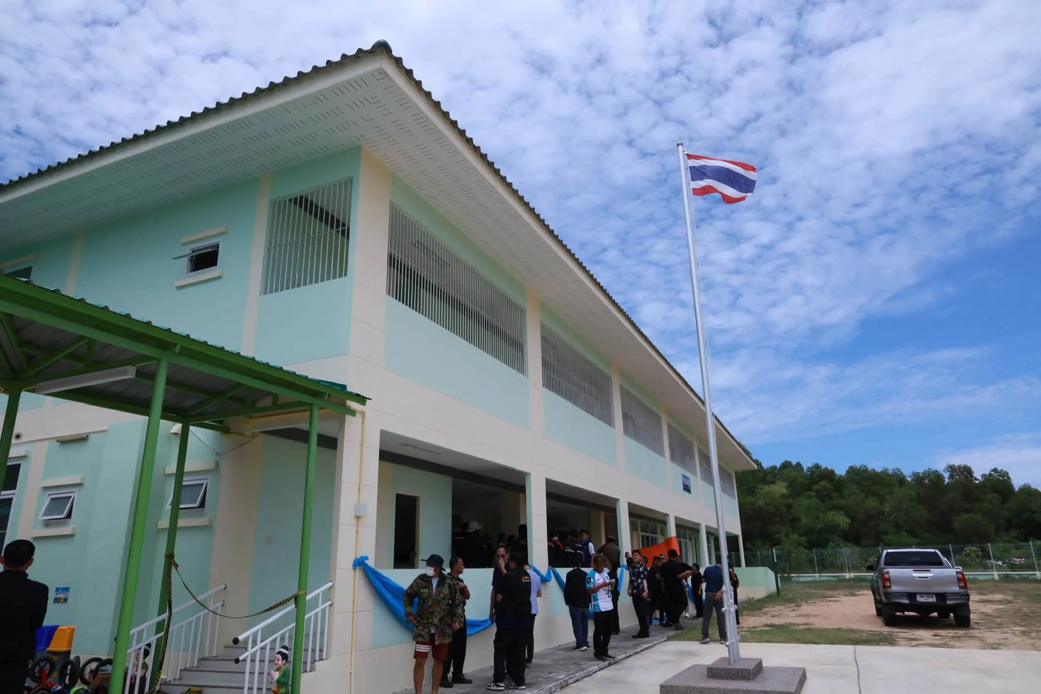 泰國1名警察前往妻子任教的幼兒園，在與妻子交談後竟朝她開槍。（翻攝自臉書@春武里府公關部）