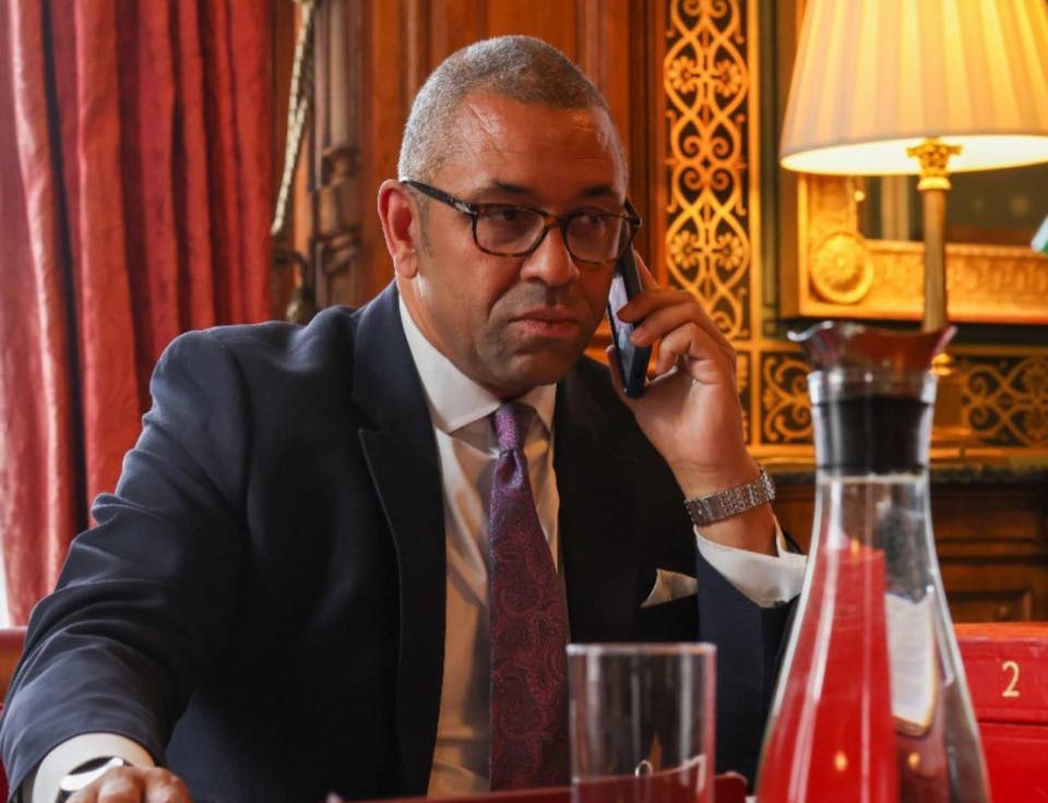 英國外交大臣柯維立警告，中國若入侵台灣，中國經濟恐會崩潰。（翻攝自臉書＠James Cleverly）