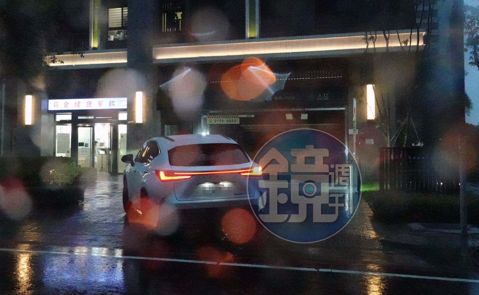 23日晚上，本刊直擊許芊芊與老公開車進入松丹達麗豪宅社區，陳幸妤懷疑該豪宅頭期款是趙建銘出的