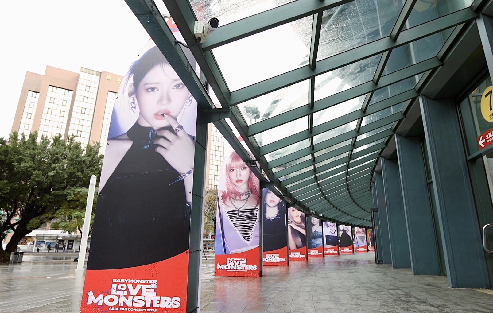 BABYMONSTER臺北小巨蛋外歡迎廣告。(臺北市政府觀光傳播局)