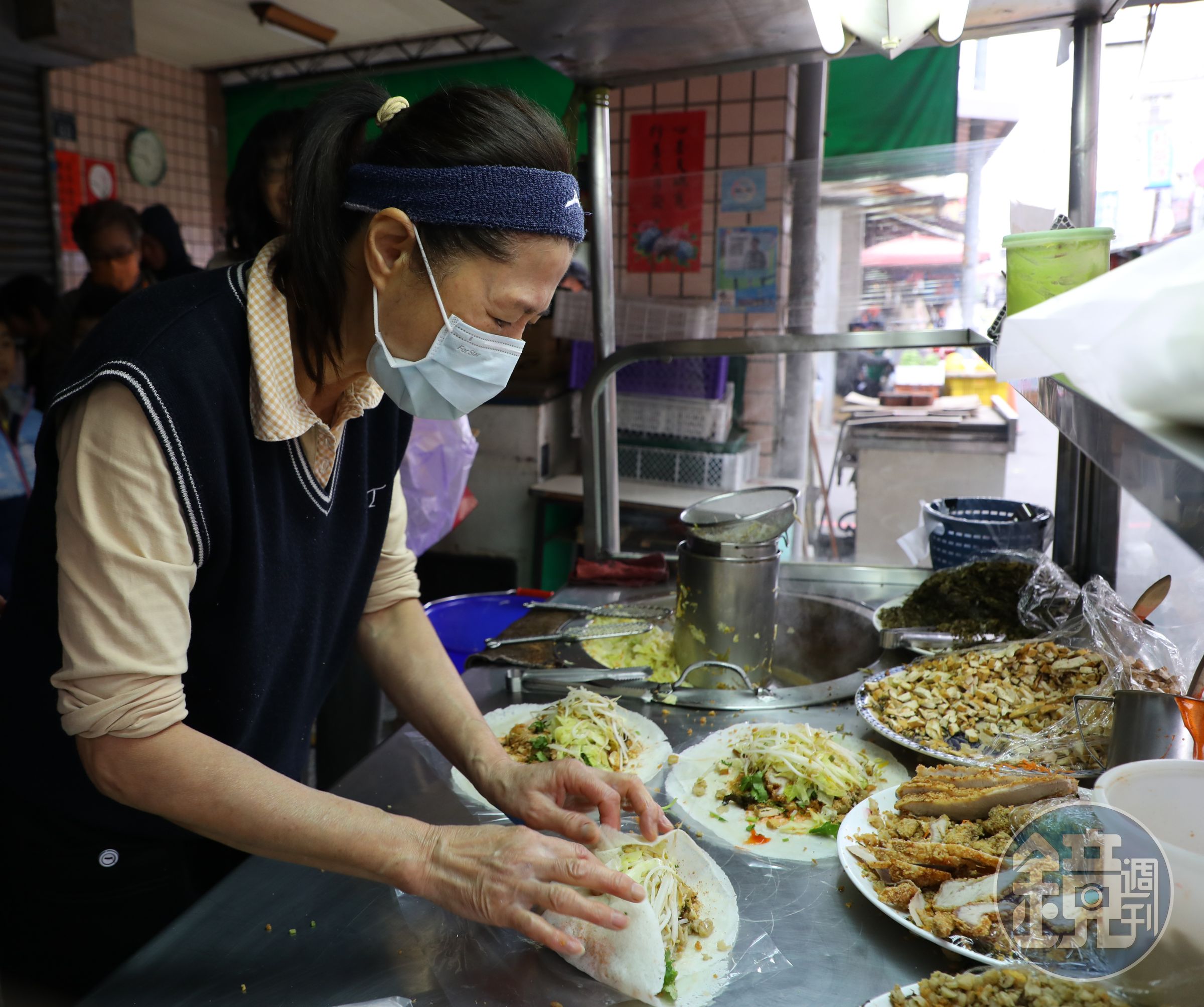「游記潤餅」的潤餅不僅加入肉排與蛋酥增添香氣與脆口度，最讓兩人驚喜的是，高麗菜裡竟拌入了咖哩調味！（何宗昇攝）