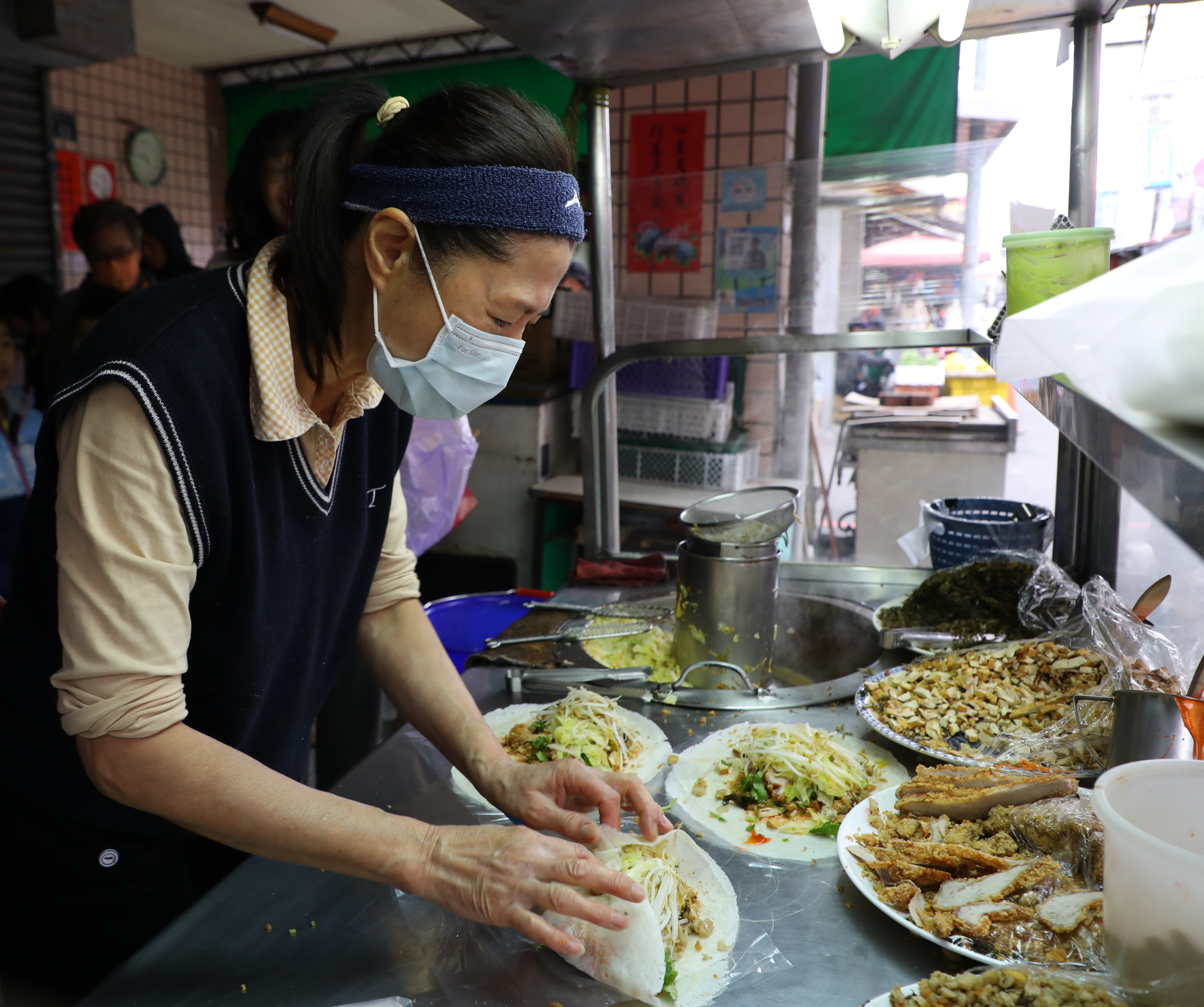 「游記潤餅」的潤餅不僅加入肉排與蛋酥增添香氣與脆口度，最讓兩人驚喜的是，高麗菜裡竟拌入了咖哩調味！（何宗昇攝）