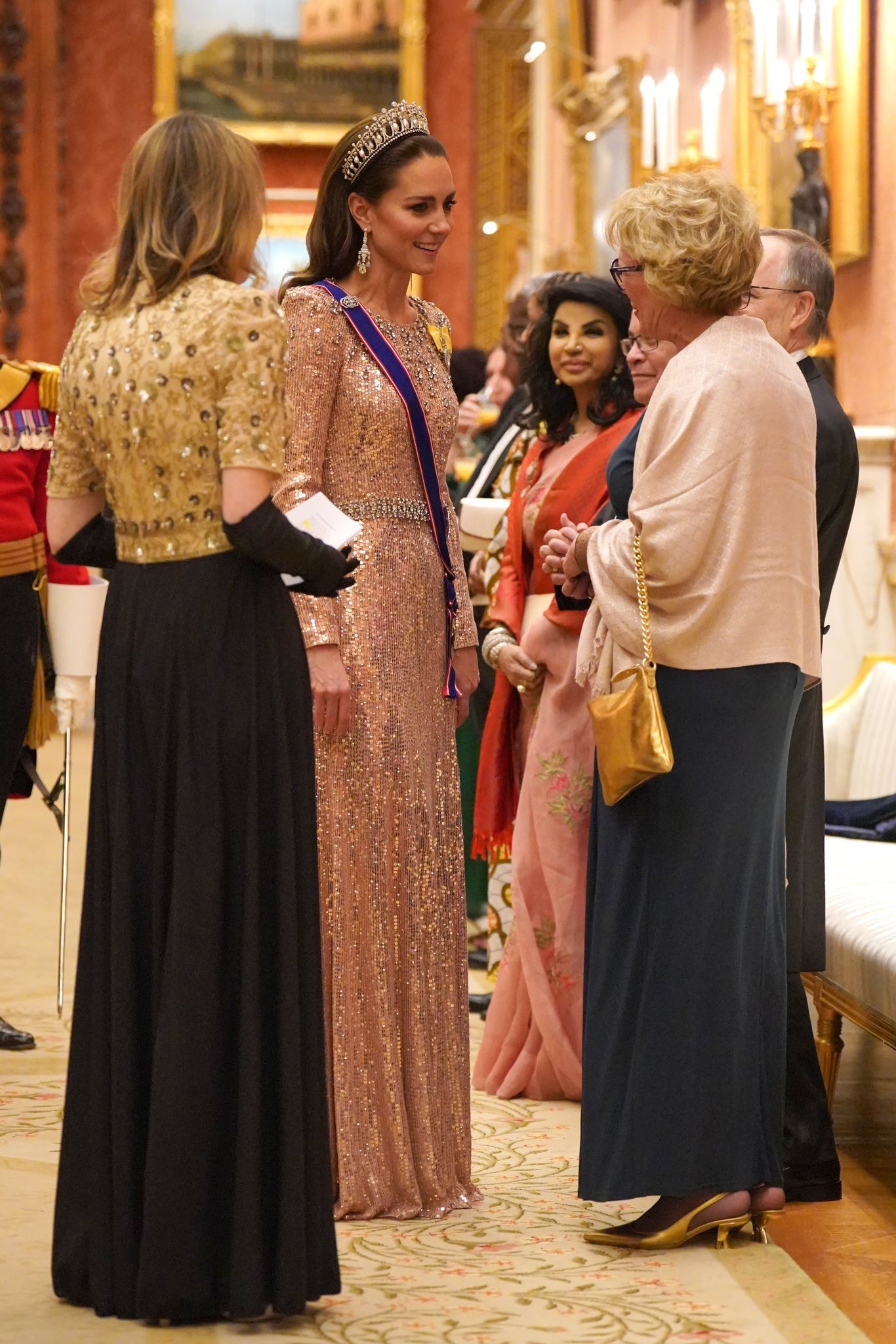 凱特王妃穿一身Jenny Packham禮服亮相,她在今年6月也穿過。(翻攝X@RoyalFamily)