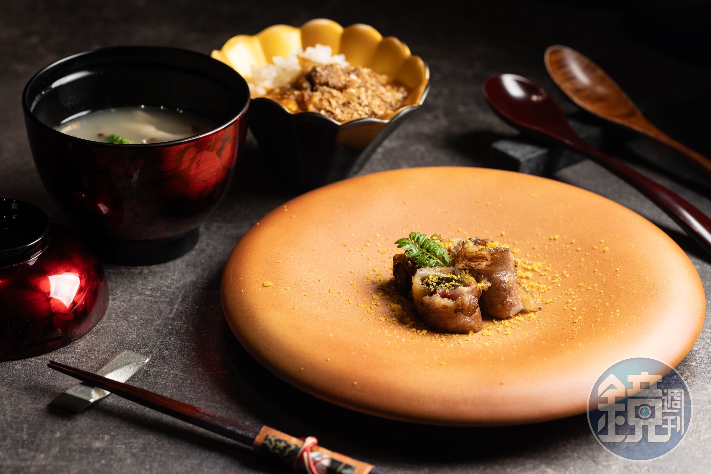 「親子捲」以油花豐富的和牛肋眼肉片捲起佃煮昆布與漬軟絲軟絲，再以紫蘇與茗荷的辛香點綴。