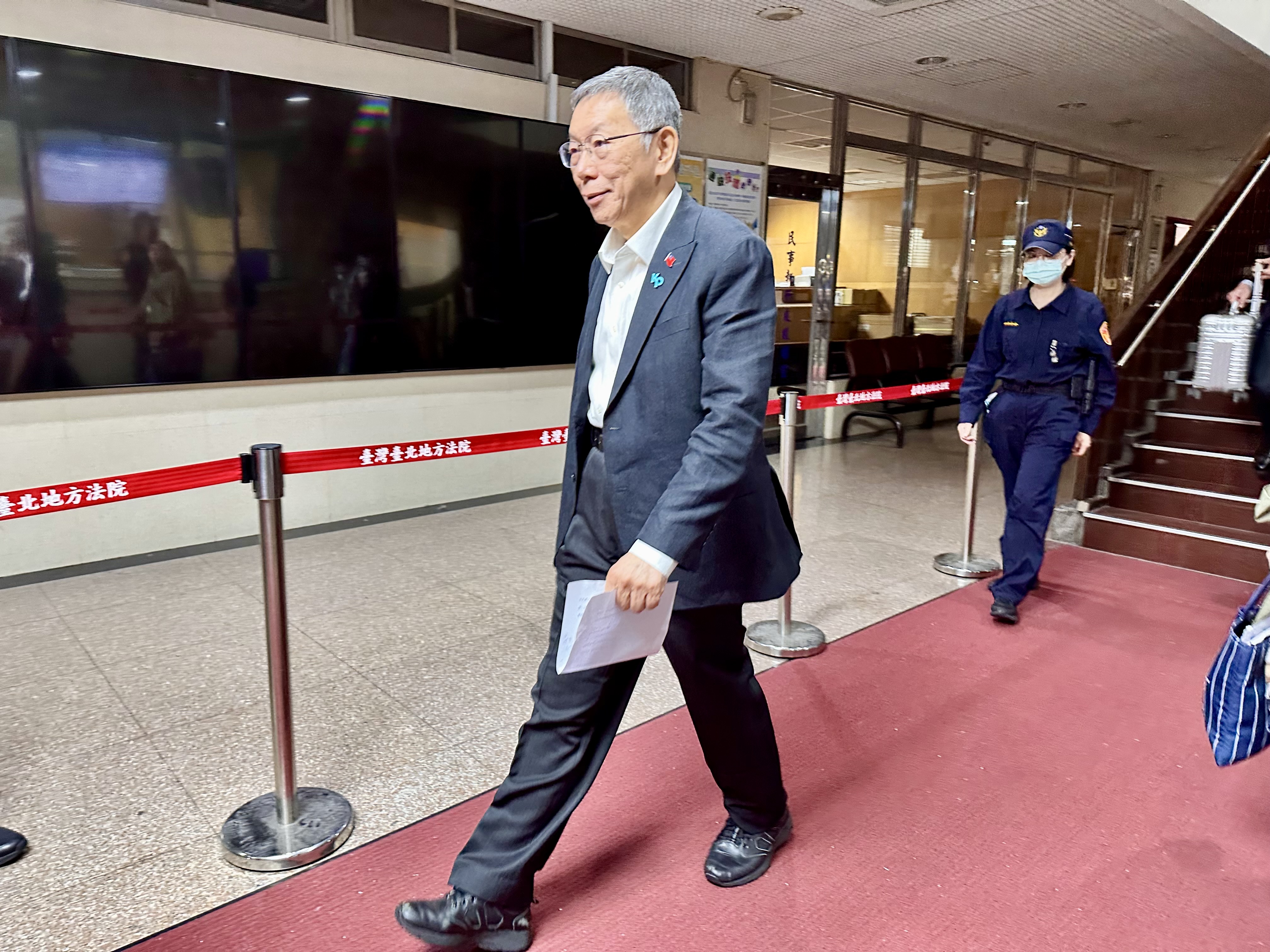 柯文哲指控檢察官去年用不實事證騙取搜索票，檢察官強調一切合法。