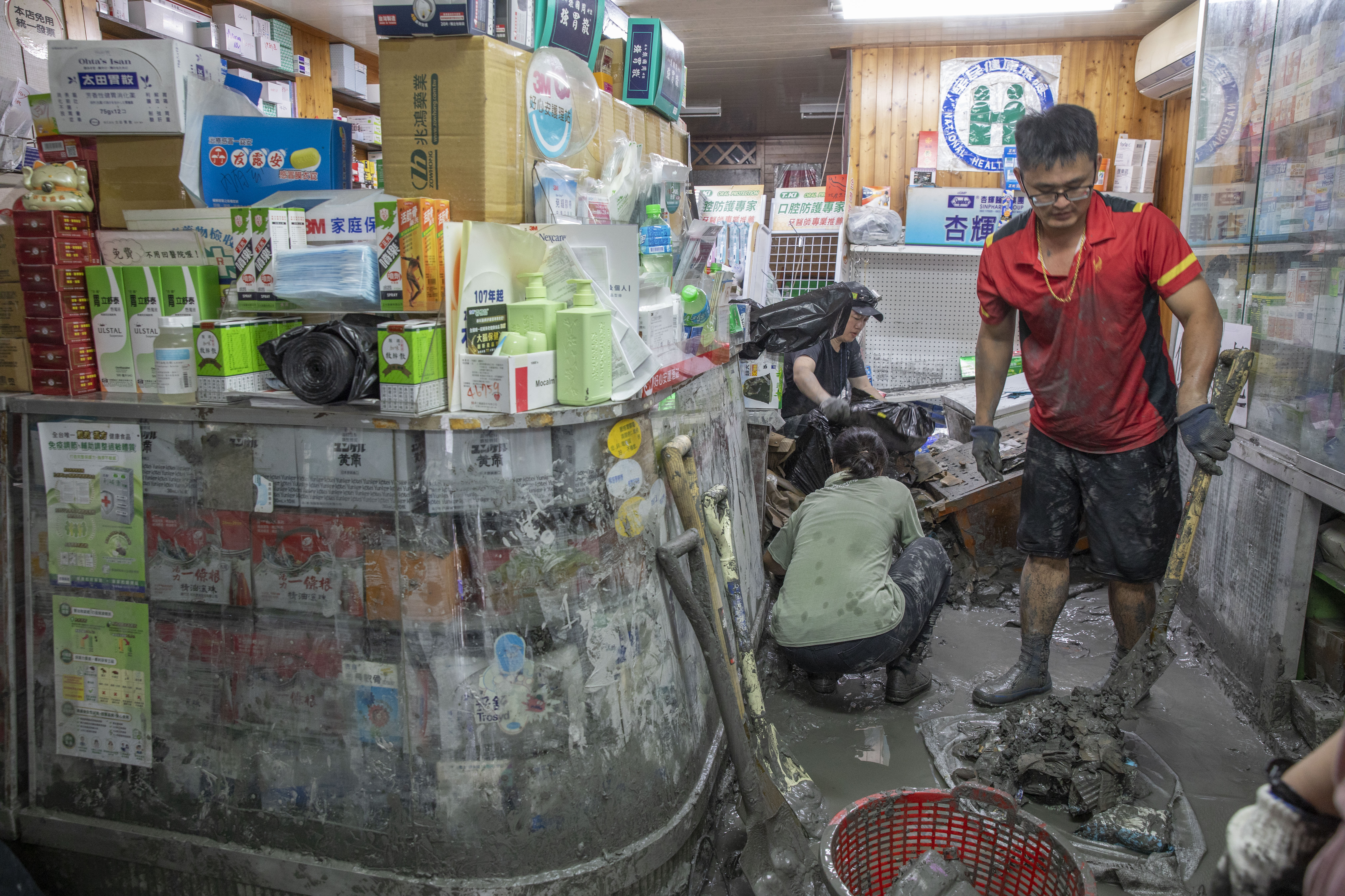 花蓮馬太鞍溪堰塞湖潰流釀災，光復鄉成重災區，志工和居民合力清理家園。