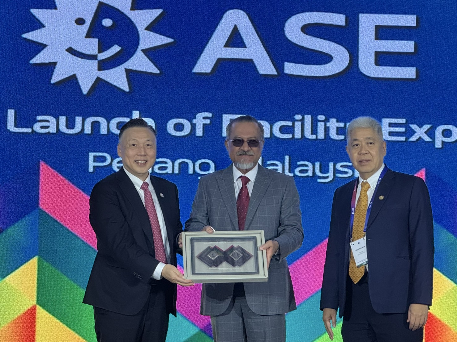 日月光半導體馬來西亞檳城五廠於今日正式啟用，新廠啟用所代表的是日月光在馬來西亞智慧製造新時代。左1為日月光半導體執行長吳田玉。（日月光提供）