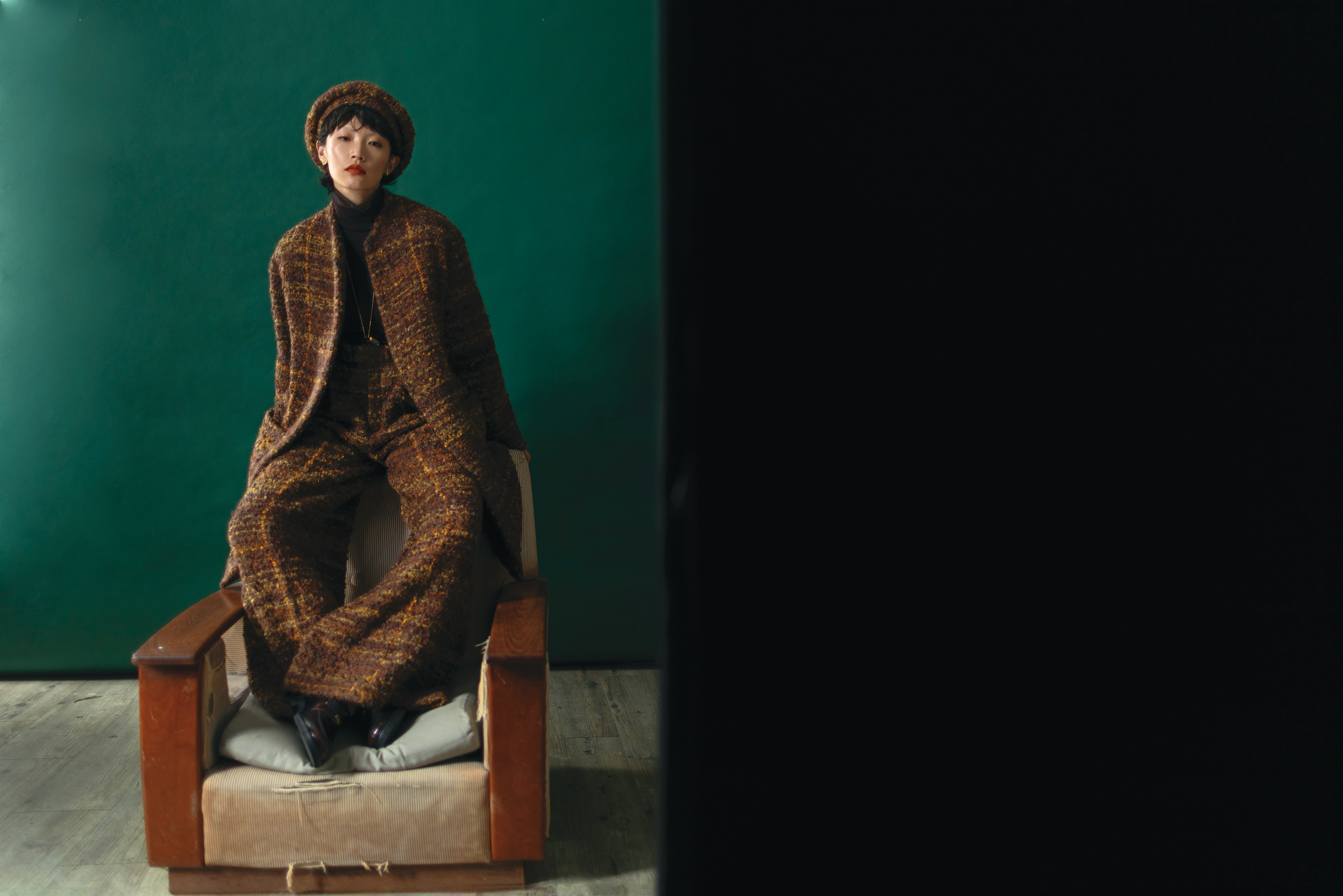 棕色格紋外套 價格店洽 by Loro Piana／深棕色高領上衣 價格店洽 by CELINE／棕色格紋褲子 價格店洽 by Loro Piana／棕色樂福鞋 價格店洽 by Maje／棕色格紋帽子 價格店洽 by Loro Piana／金色愛心耳環 價格店洽 by Maje／金色長項鍊 價格店洽 by CELINE