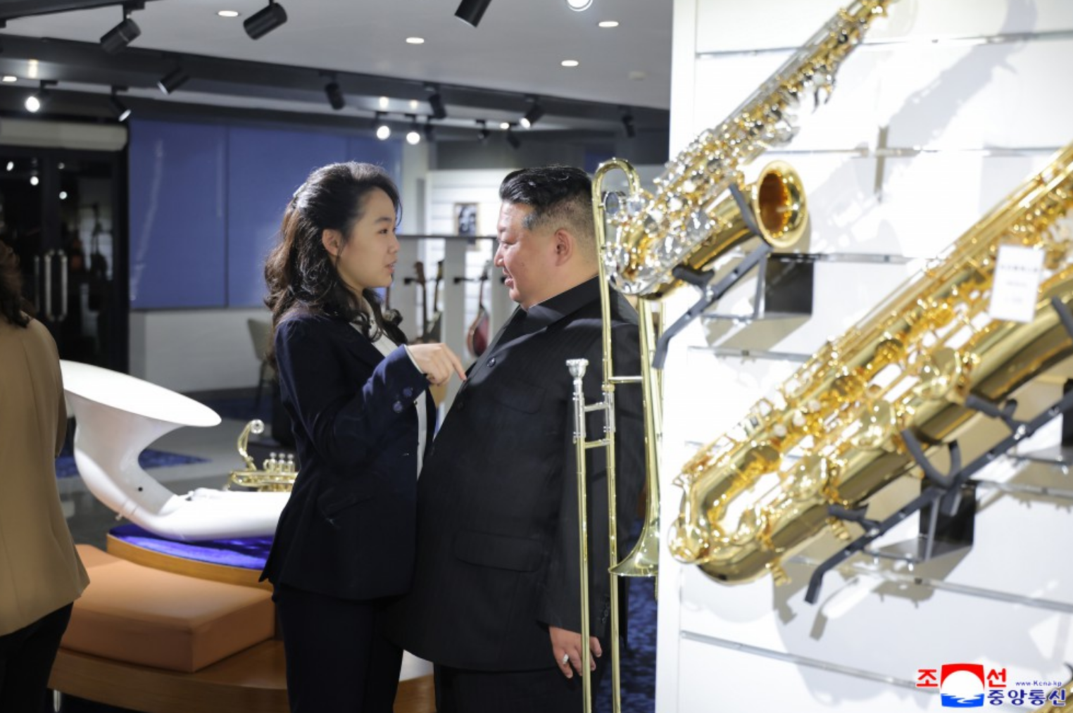 金主愛「戳胸」老爸金正恩，互動相當親暱。（翻攝朝中社）