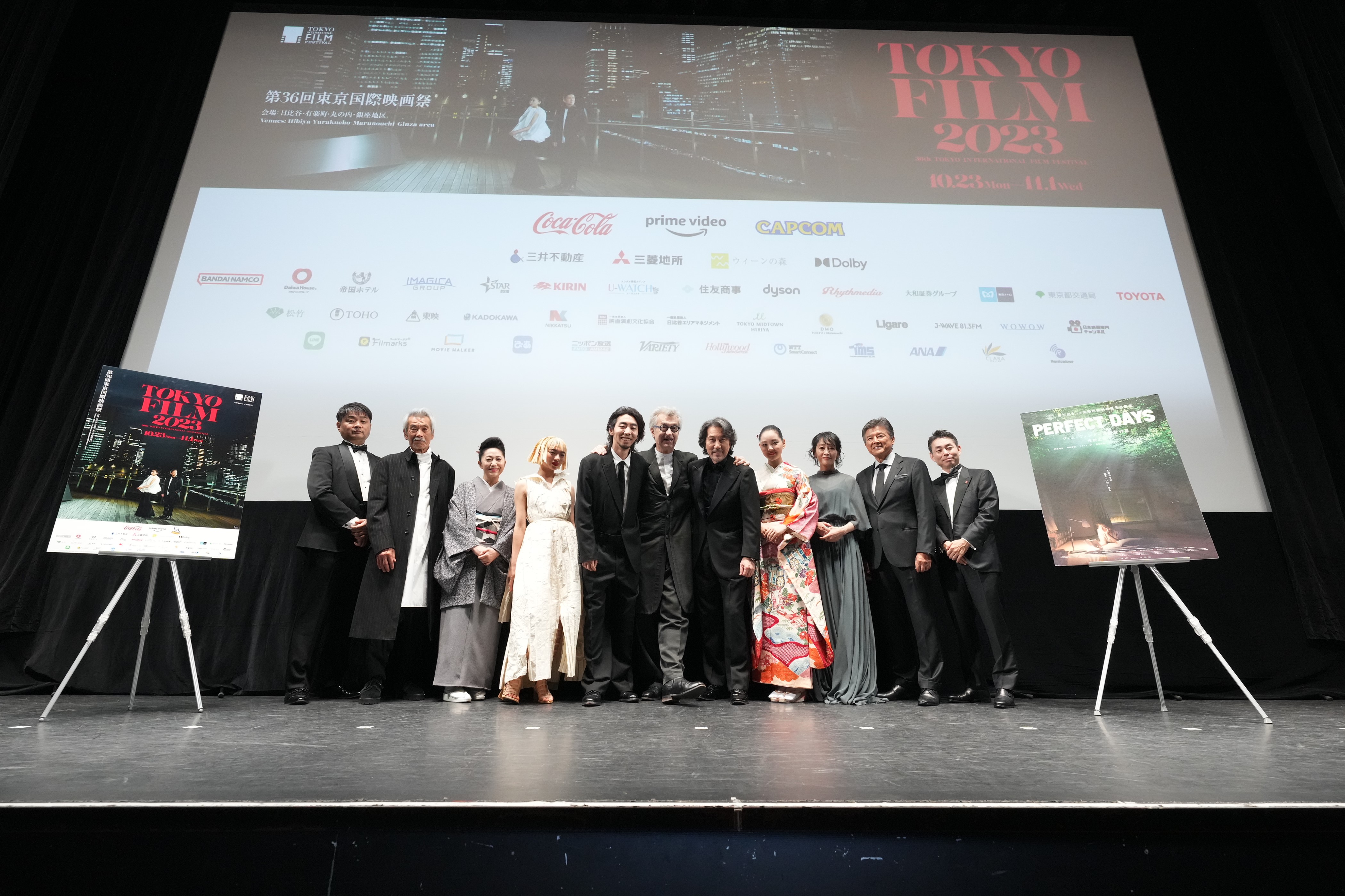 文溫德斯導演（中）昨率領役所廣司（右五）等《我的完美日常》演員出席首映。（東京國際影展提供）