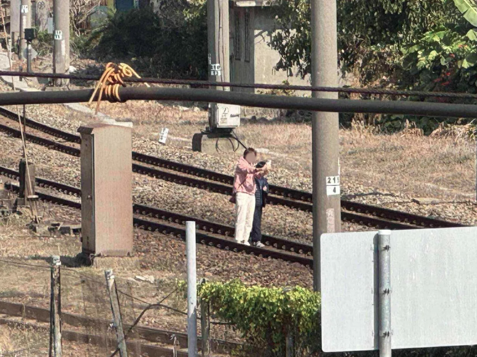 彰化火車站昨日一名女子帶著孩子侵入鐵軌拍照。(翻攝「半線鐵道文史工作室」社群)
