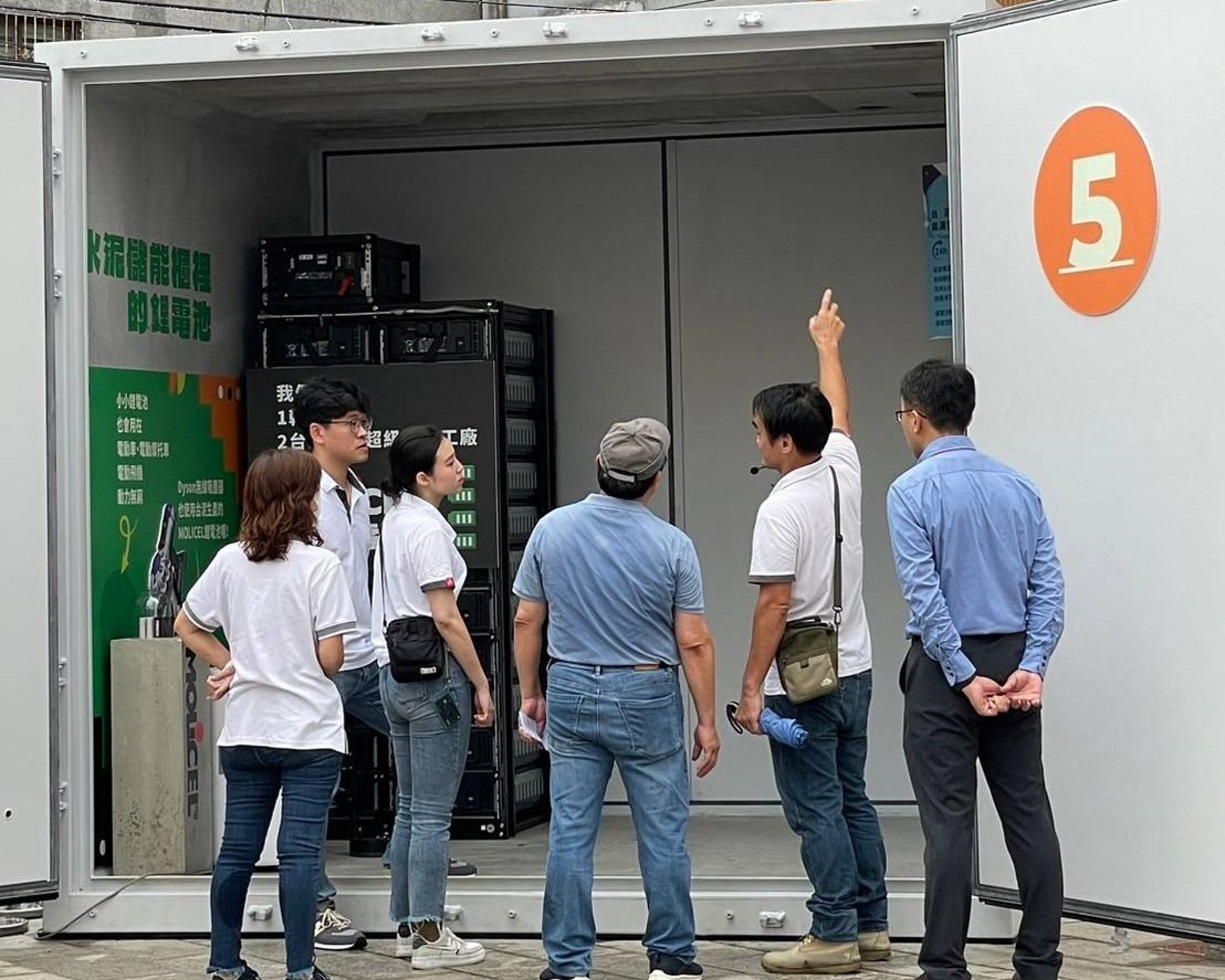 台泥體認儲能必須帶給社區民眾信賴感,因此經過兩年研發打造獲得台灣美國等九國專利的安全水泥儲能櫃EnergyArk,是目前唯一具有「防火、防爆、阻熱、滅火」的產品。(台泥提供)