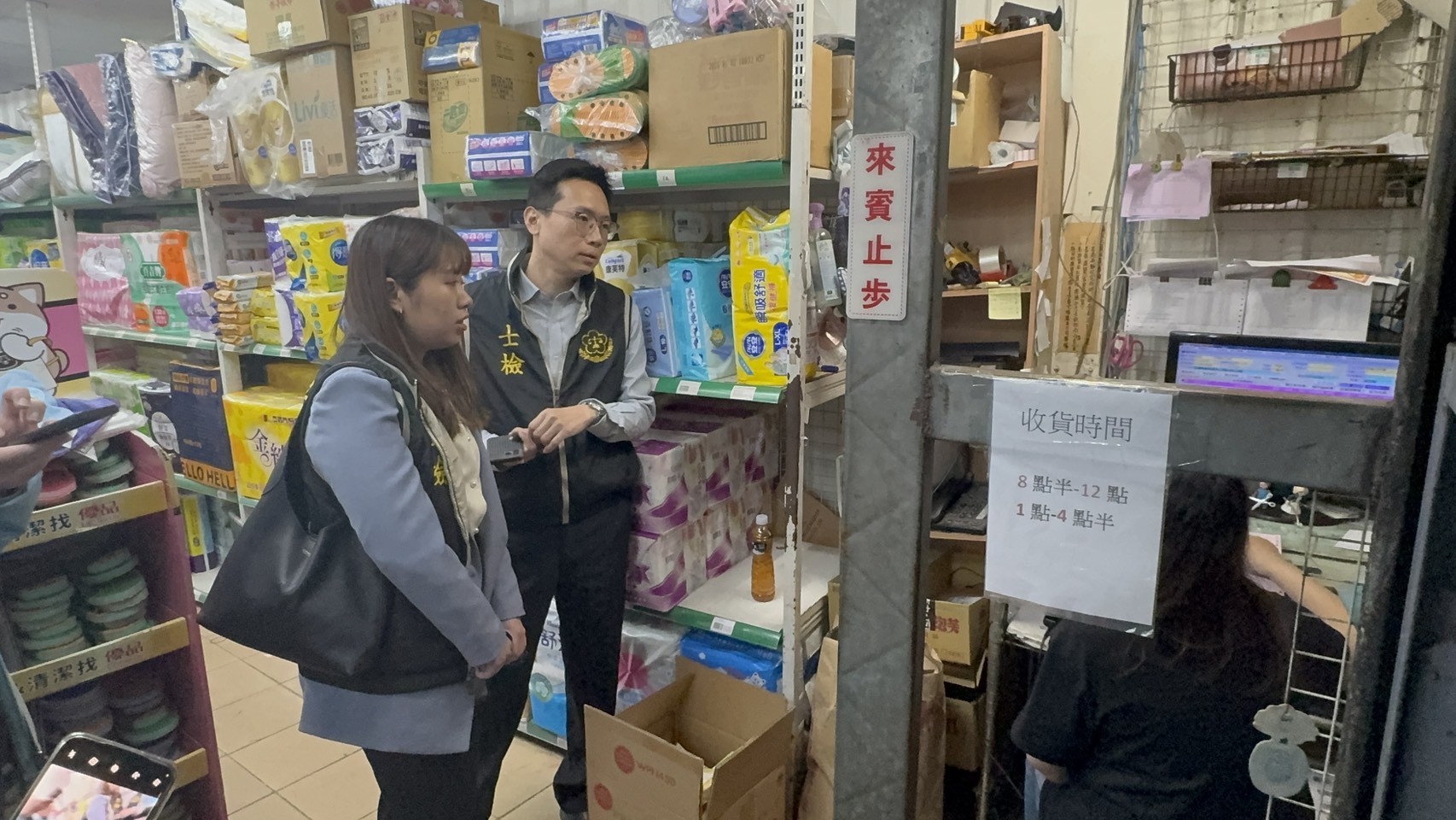 士檢主任檢察官劉東昀、檢察官郭宇倢會同專案小組前往轄區賣場實施聯合稽查,穩定物價。(士檢提供)