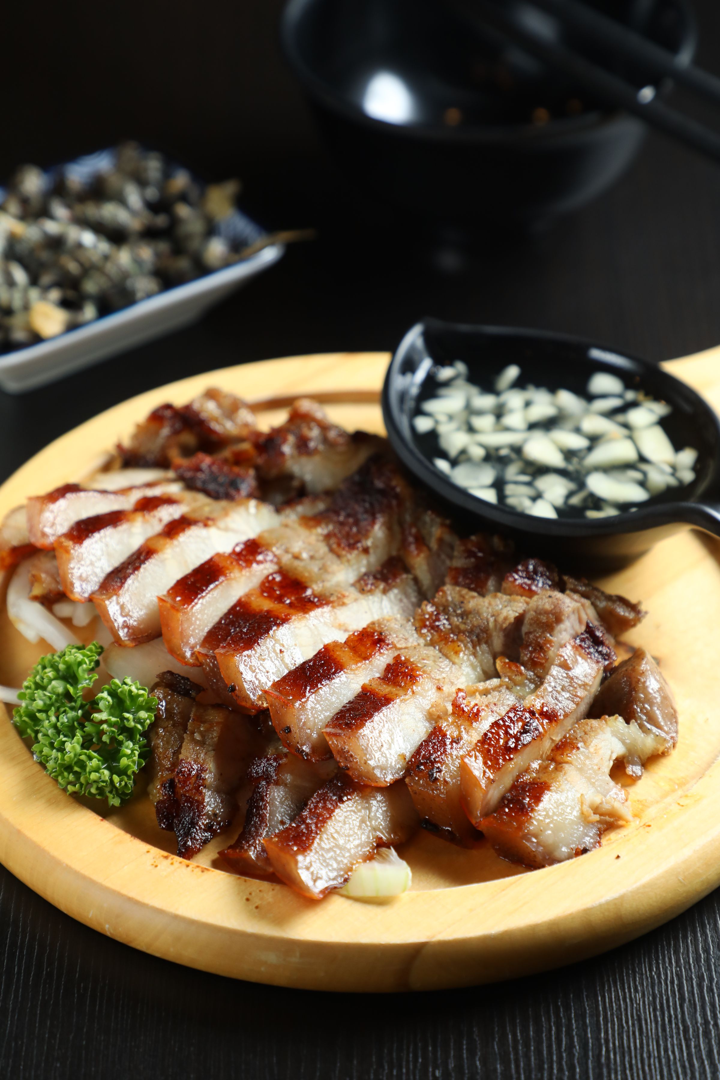 「鹽烤五花肉」使用台東溫體豬，再以胡椒、花椒、五香等香料醃製後火烤。（200元／份）
