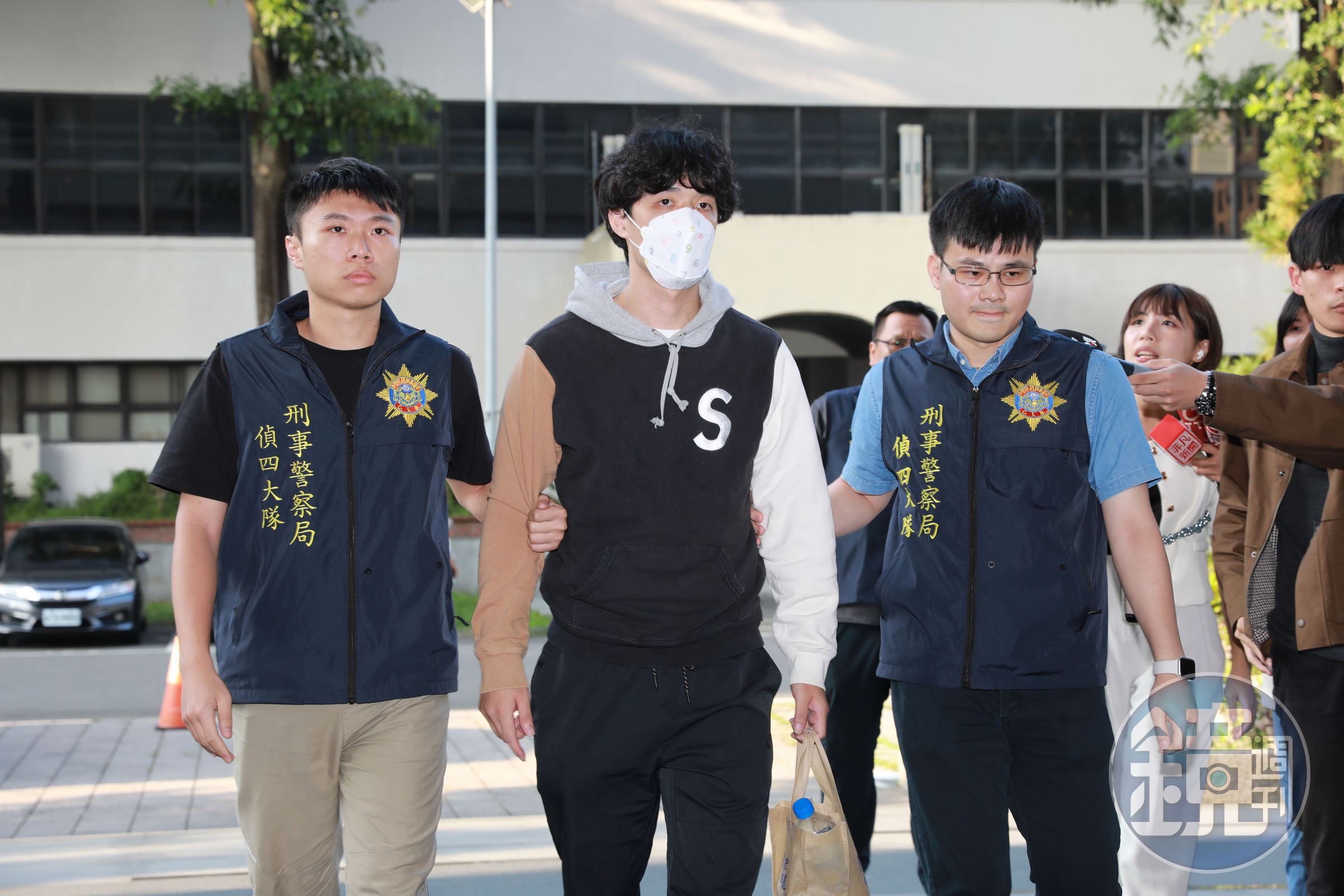 SBL球星吳季穎涉嫌打假球，今天接受士林地檢署偵訊後，被檢察官諭令25萬交保。