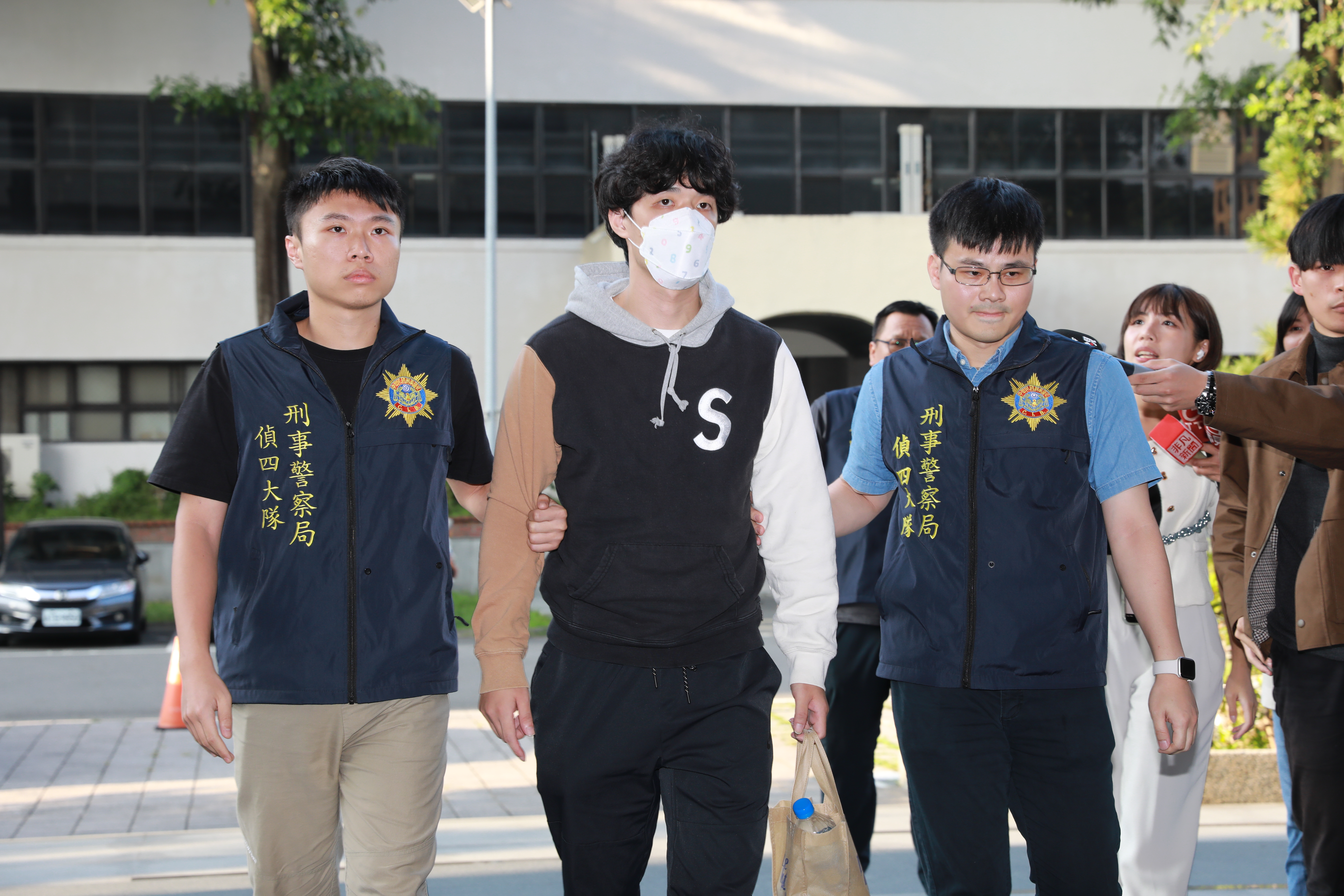 SBL球星吳季穎涉嫌打假球，今天接受士林地檢署偵訊後，被檢察官諭令25萬交保。