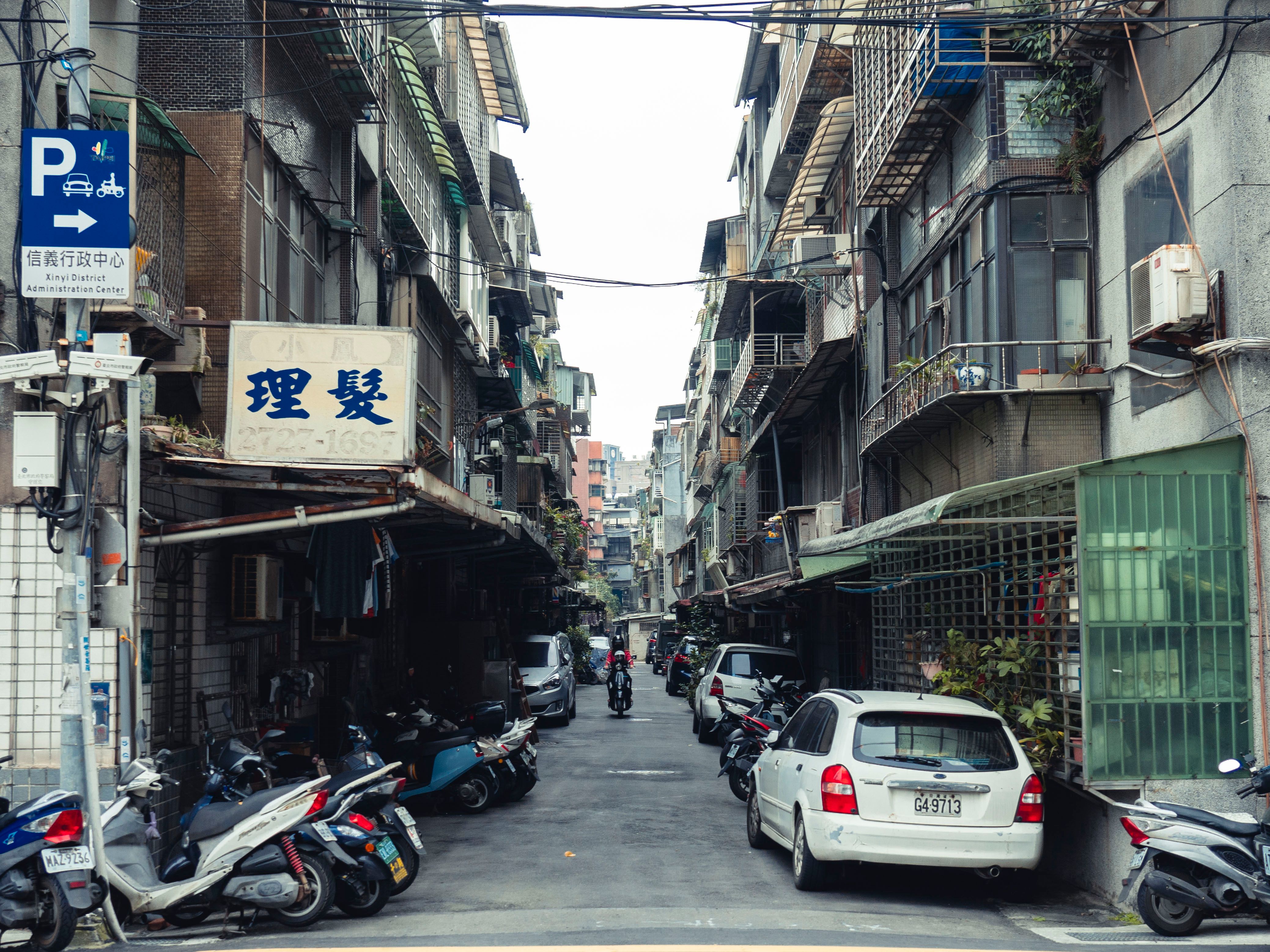 台南市陳姓車主名下2輛汽車因未懸掛號牌停放路邊,各遭開罰3萬6000元,經提出行政訴訟被法院駁回。(示意圖,取自Pexels)