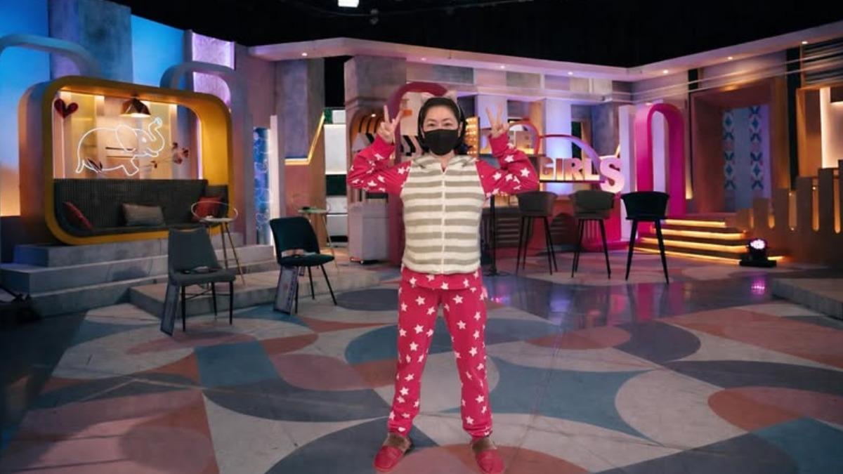 小S在攝影棚拍照宣布回歸《小姐不熙娣》。（翻攝自臉書）