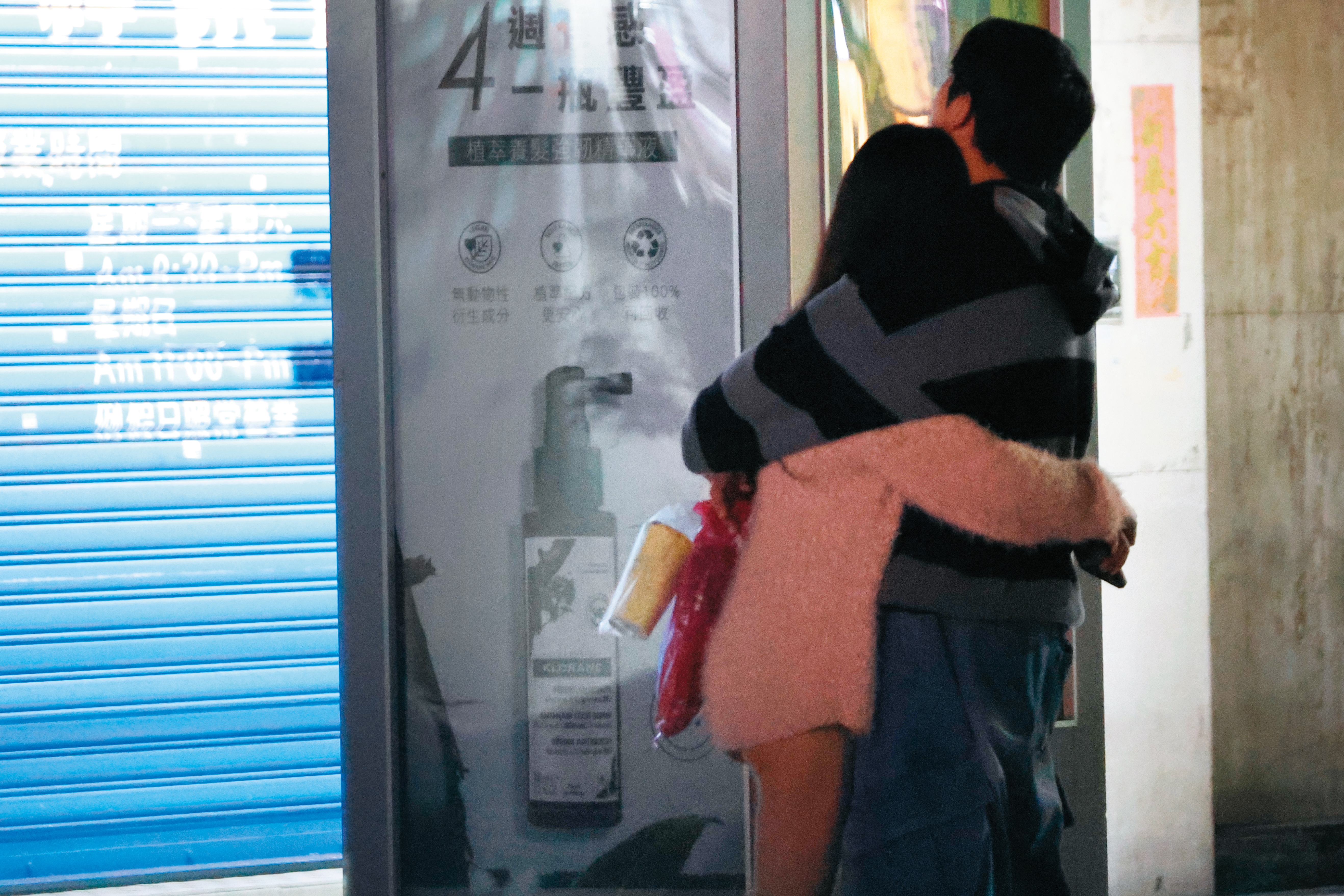 1月17日01:06,趁友人不在,明杰與女友瘋狂擁抱,緊緊抱著對方不願分離,愛得相當用力。