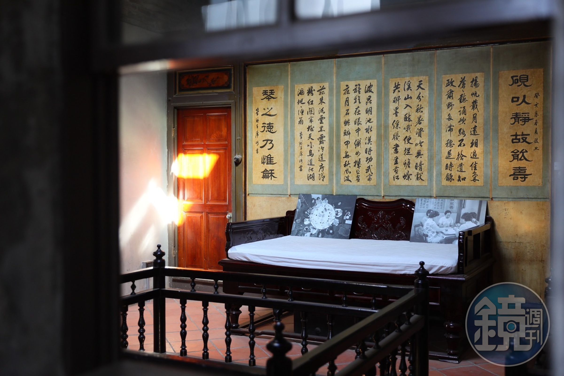 長源醫源的空間裡，多處都掛著鹿港書法家王席聘的書法作品。