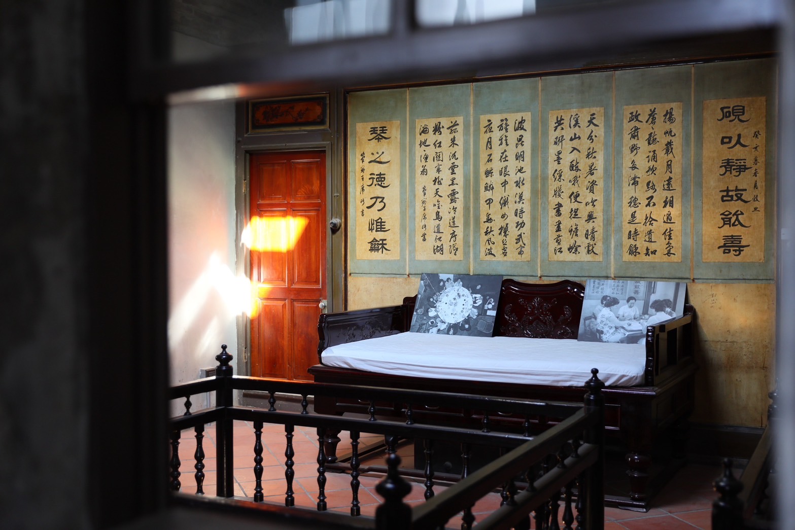 長源醫源的空間裡,多處都掛著鹿港書法家王席聘的書法作品。