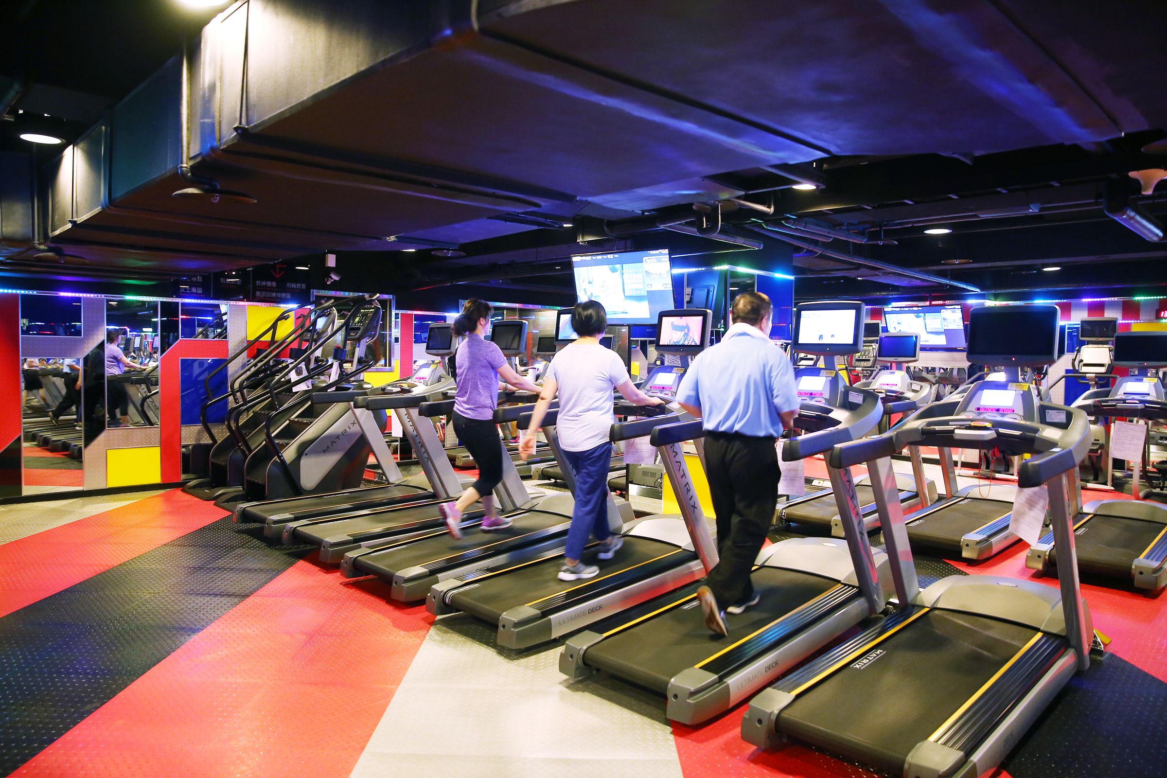 連鎖健身房World Gym今日只營業到6點。(本刊資料照)
