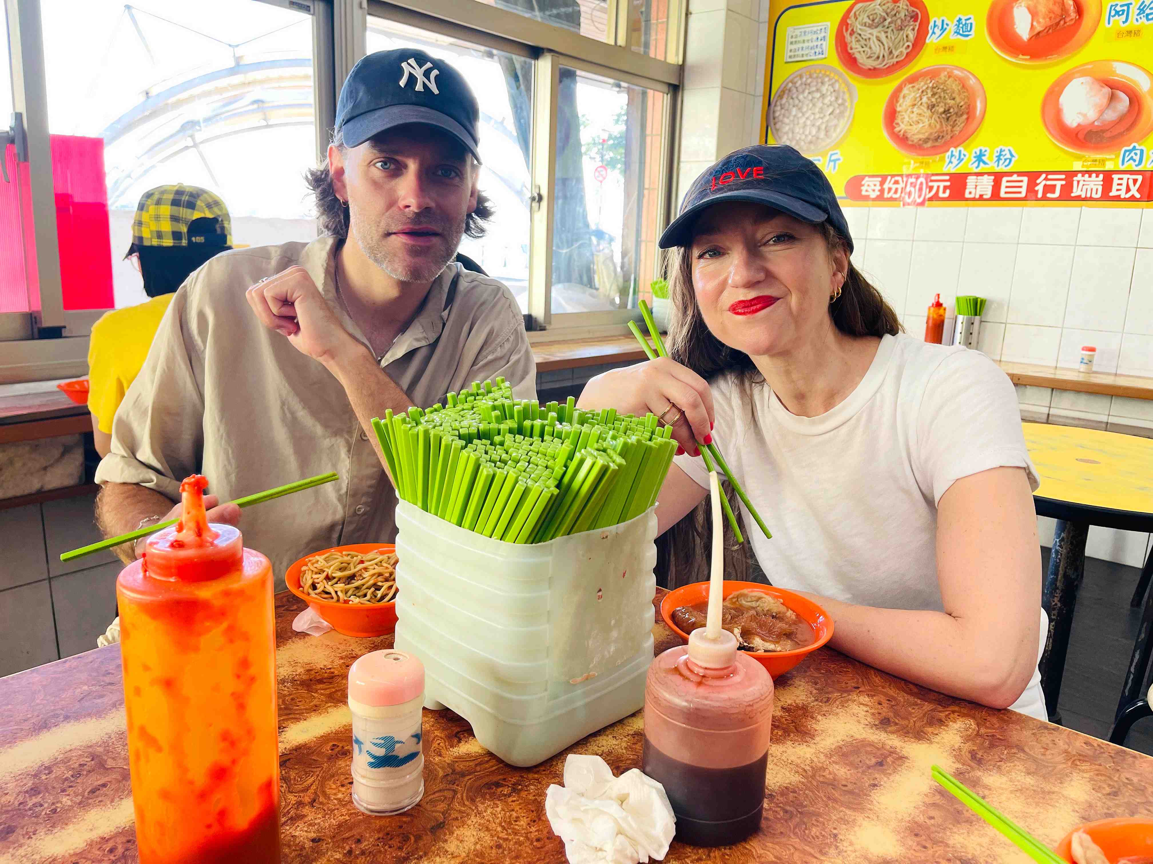 挪威影后安德莉雅與男星塔優應台北電影節邀請訪台，冒著酷暑遊淡水，品嘗阿給、魚丸湯等小吃。（海鵬提供）