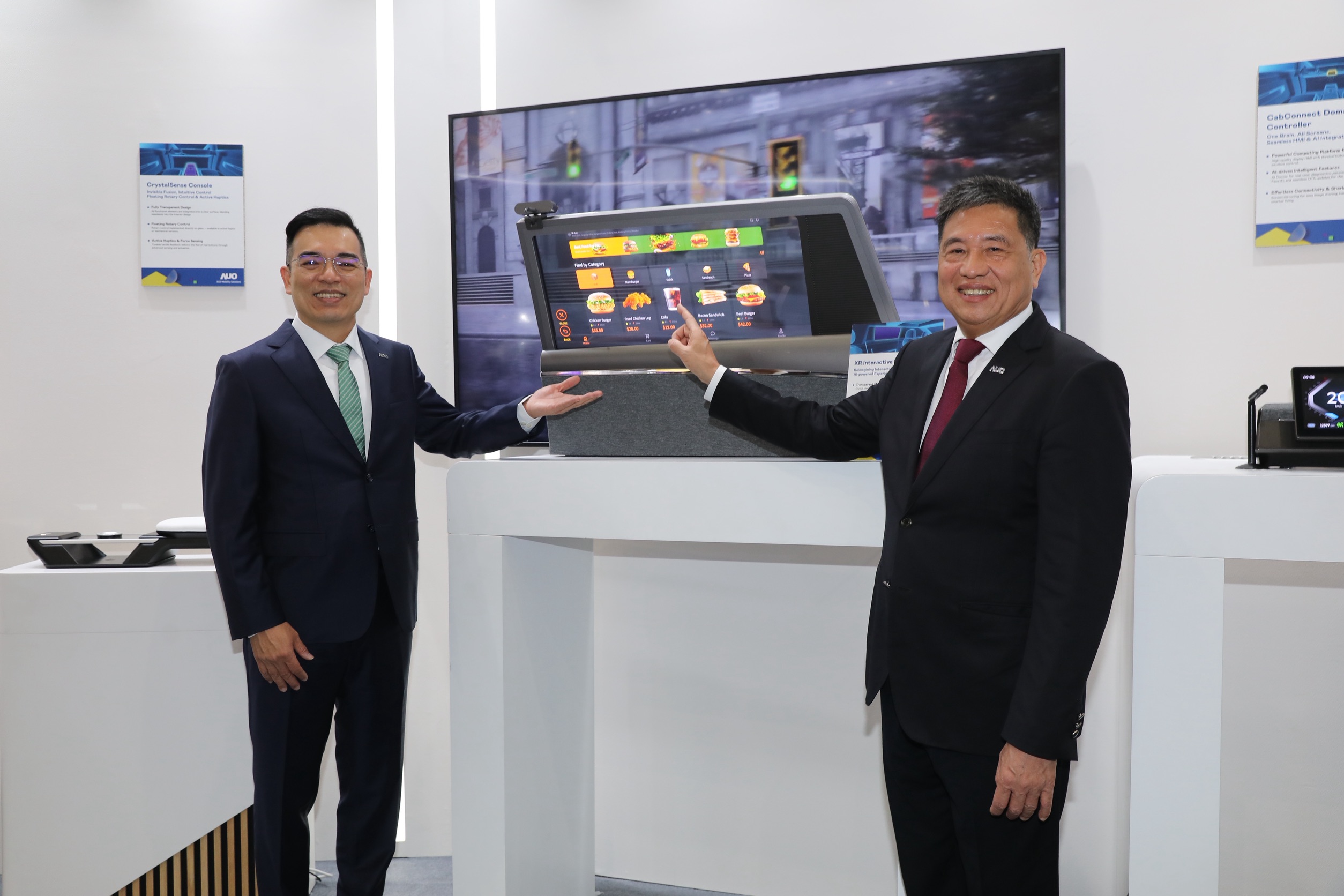 友達董事長彭双浪（右）和總經理暨營運長柯富仁（左）開心介紹各式Micro LED透明顯示器應用。（林育緯攝影）