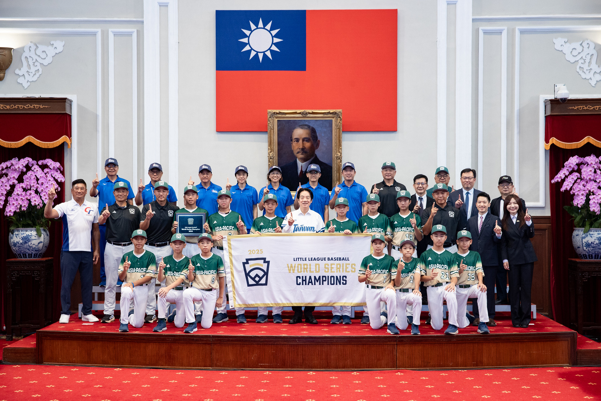 賴清德接見威廉波特、小馬聯盟刺青少棒與U15等3冠軍球隊。（總統府提供）