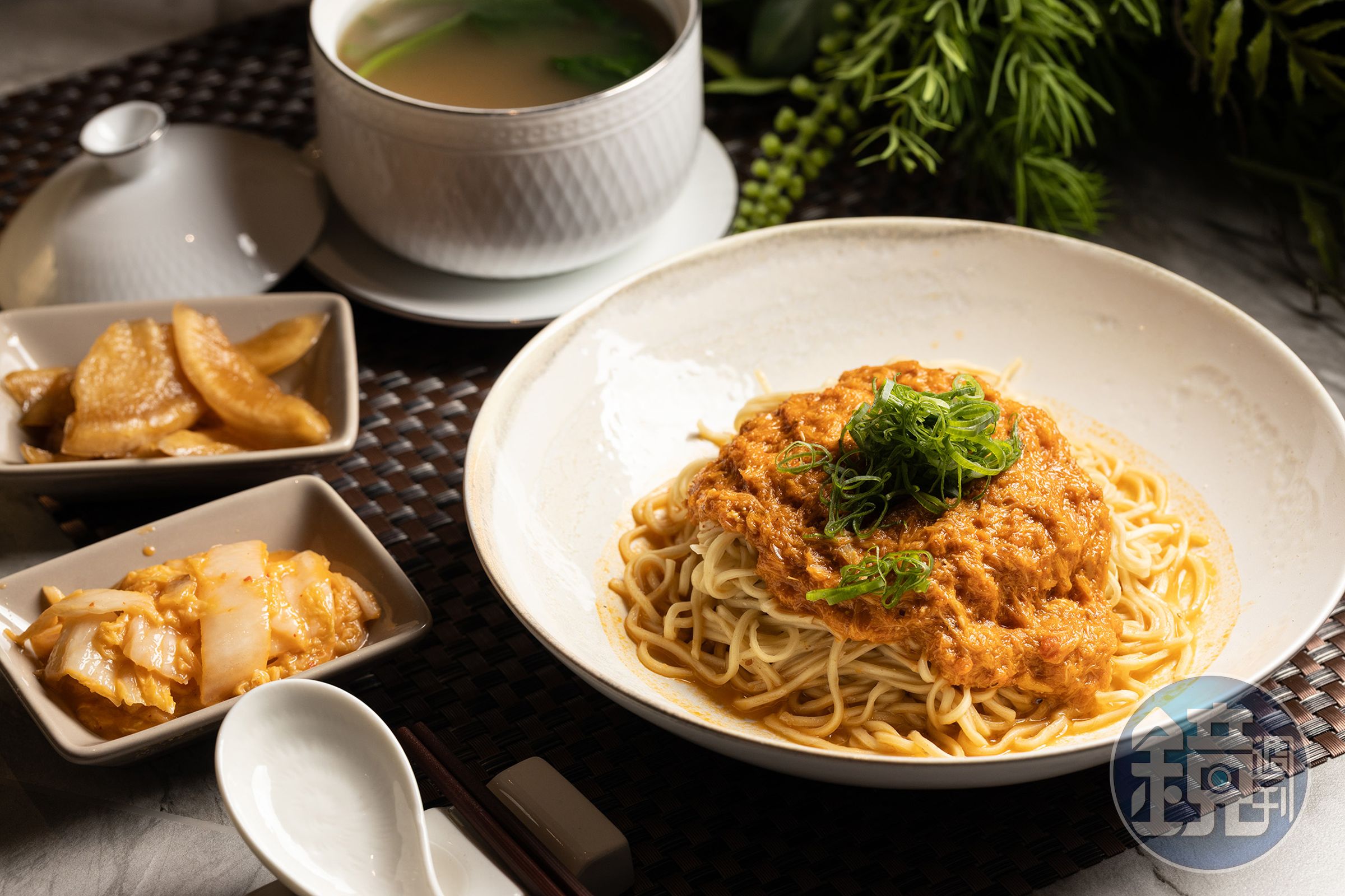 經過改良的「江南黃油蟹皇麵」，手工拉麵吸附飽滿蟹黃醬汁，卻沒有傳統做法的油膩，蟹黃愛好者必吃。（880元／份）