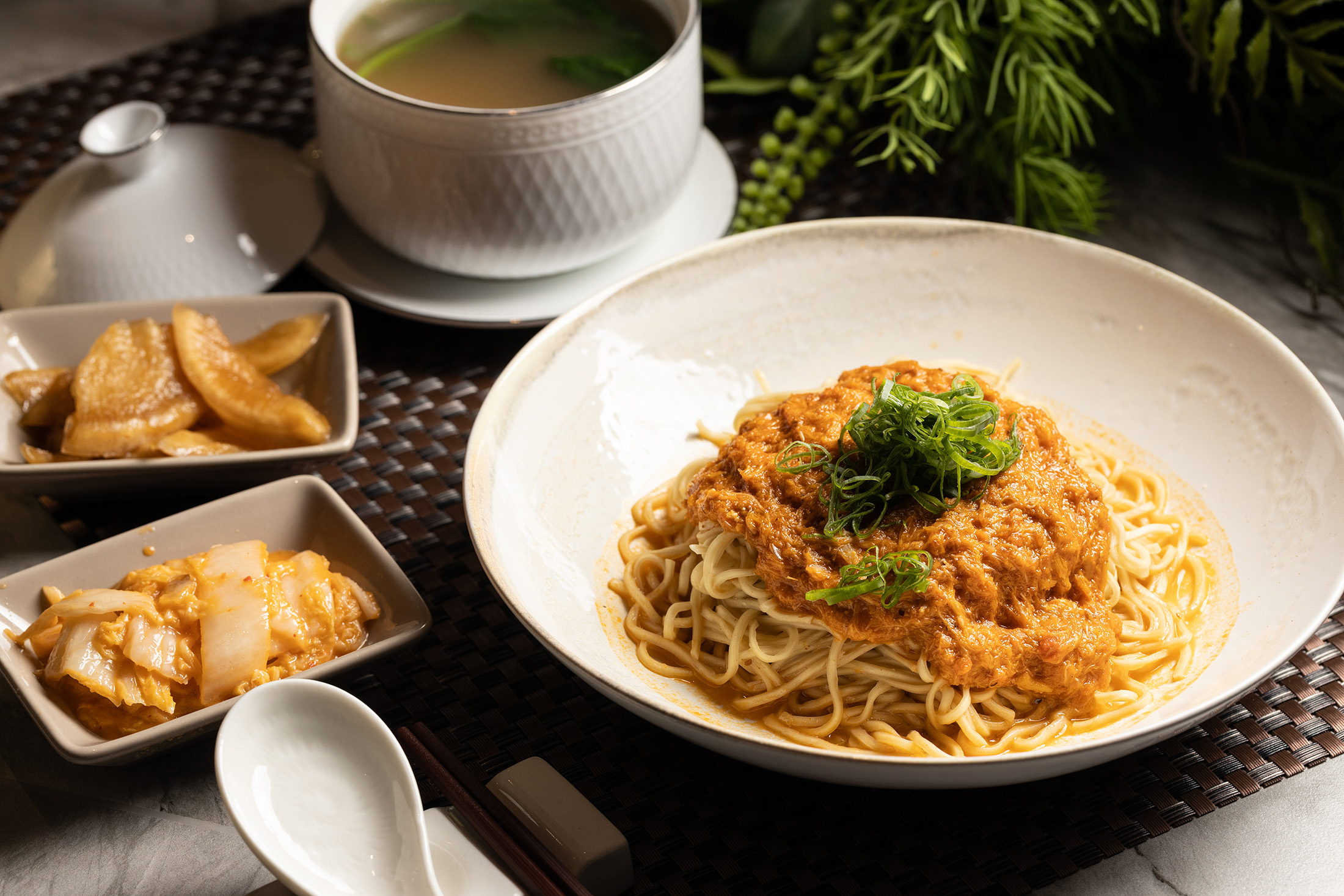 經過改良的「江南黃油蟹皇麵」,手工拉麵吸附飽滿蟹黃醬汁,卻沒有傳統做法的油膩,蟹黃愛好者必吃。(880元/份)