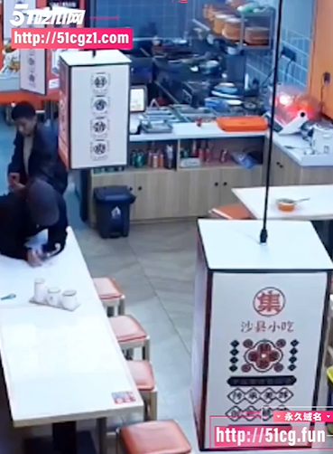 男子趁女店員不注意,偷拍她的臀部。(翻自《吃瓜網》)