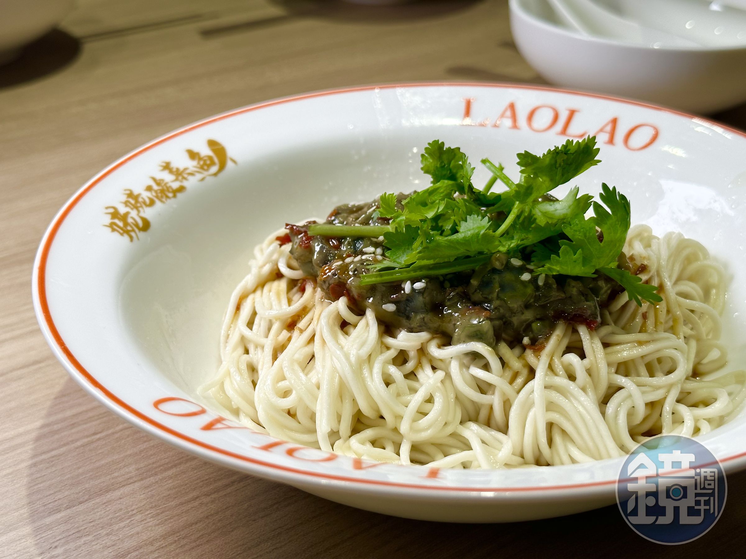 「椒香皮蛋麵」醬汁有中辣程度,吃得到濃厚皮蛋味。(88元/份)