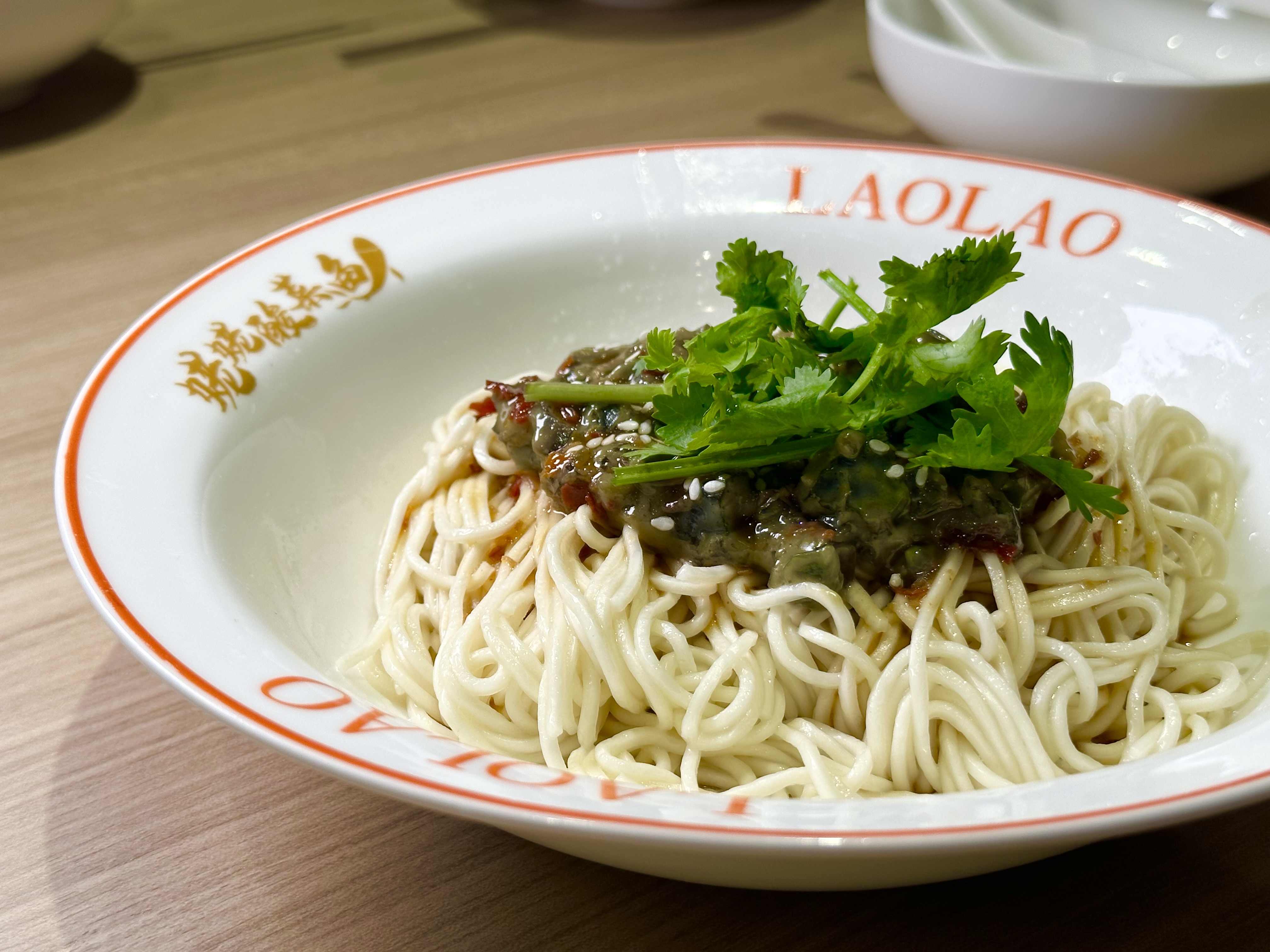 「椒香皮蛋麵」醬汁有中辣程度，吃得到濃厚皮蛋味。（88元／份）