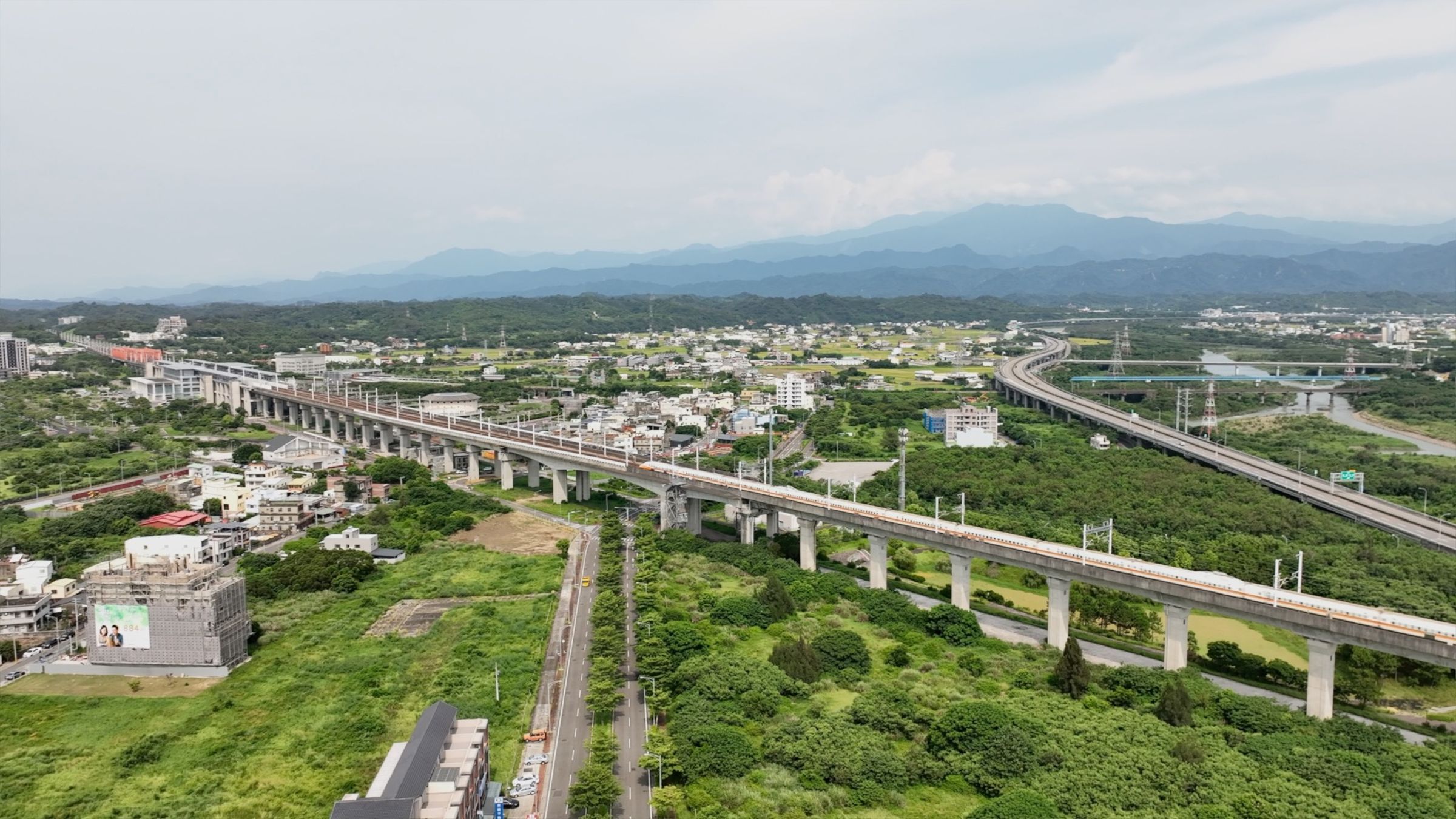 隨著土地取得成本與營造費上升,竹苗高鐵新特區新案開發成本逐步墊高,也成為區域房價的重要支撐。