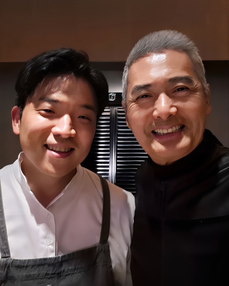香港藝人周潤發也曾造訪Mosu Hong Kong,並與安成宰留下自拍合影,可見發哥吃得相當滿意。(翻攝網路)