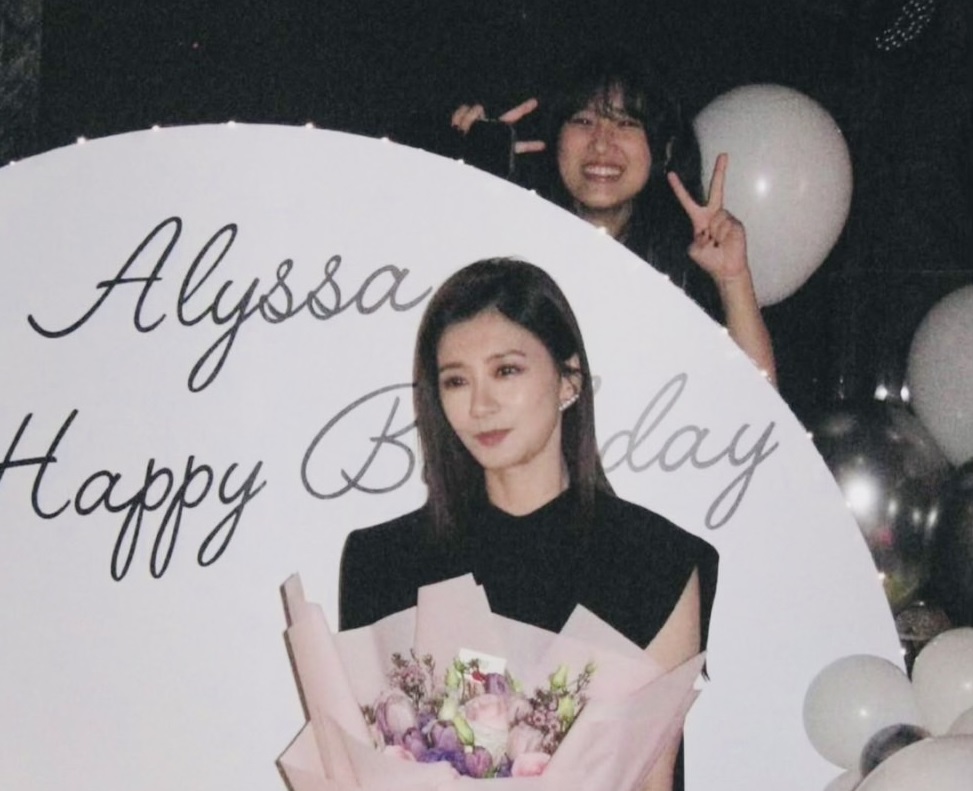 賈靜雯50生日趴，梧桐妹偷偷回台灣給媽媽驚喜。（翻攝自IG）