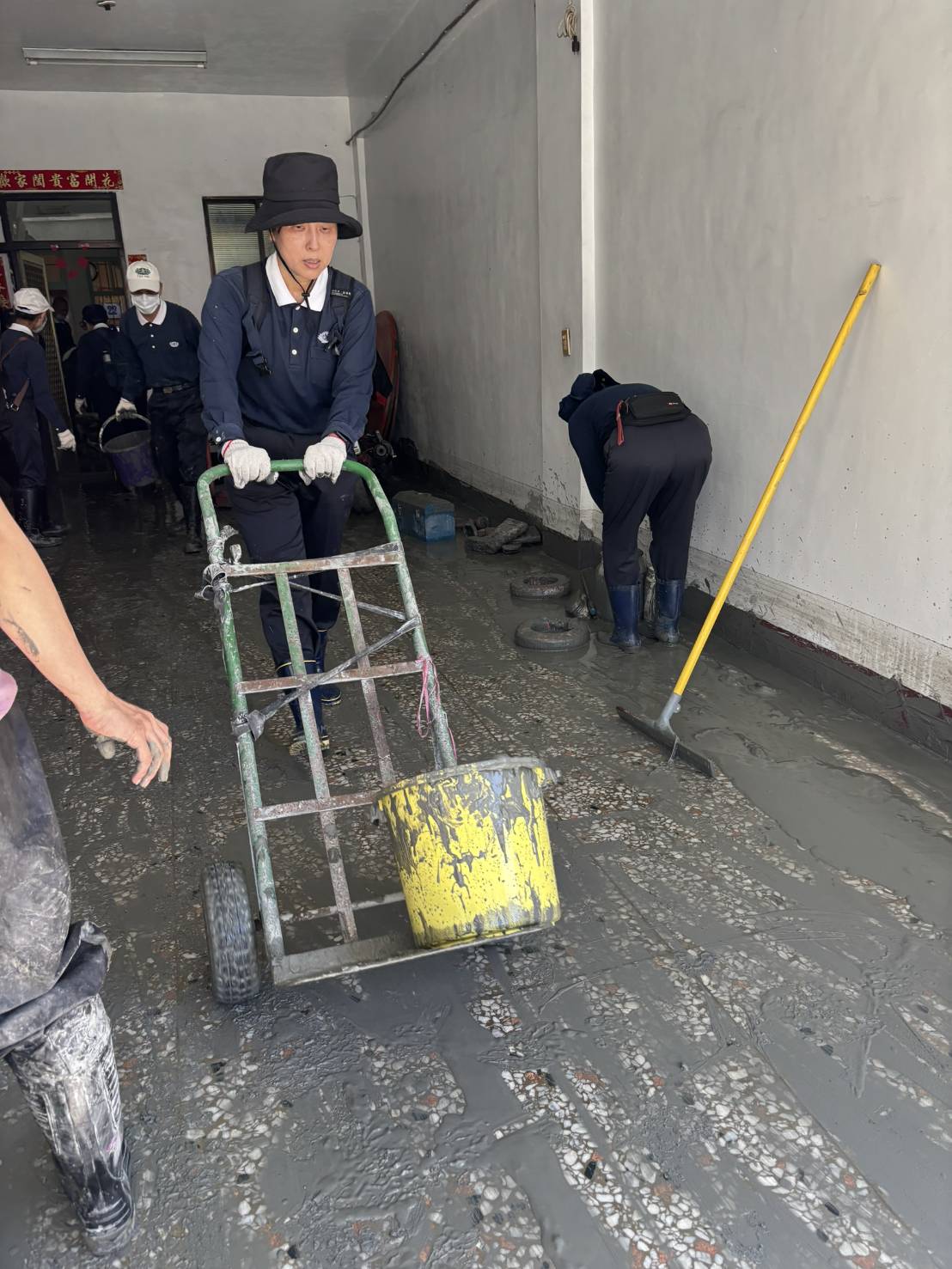 慈濟志工深入災民住所，幫助災民整理家園。（慈濟基金會提供）