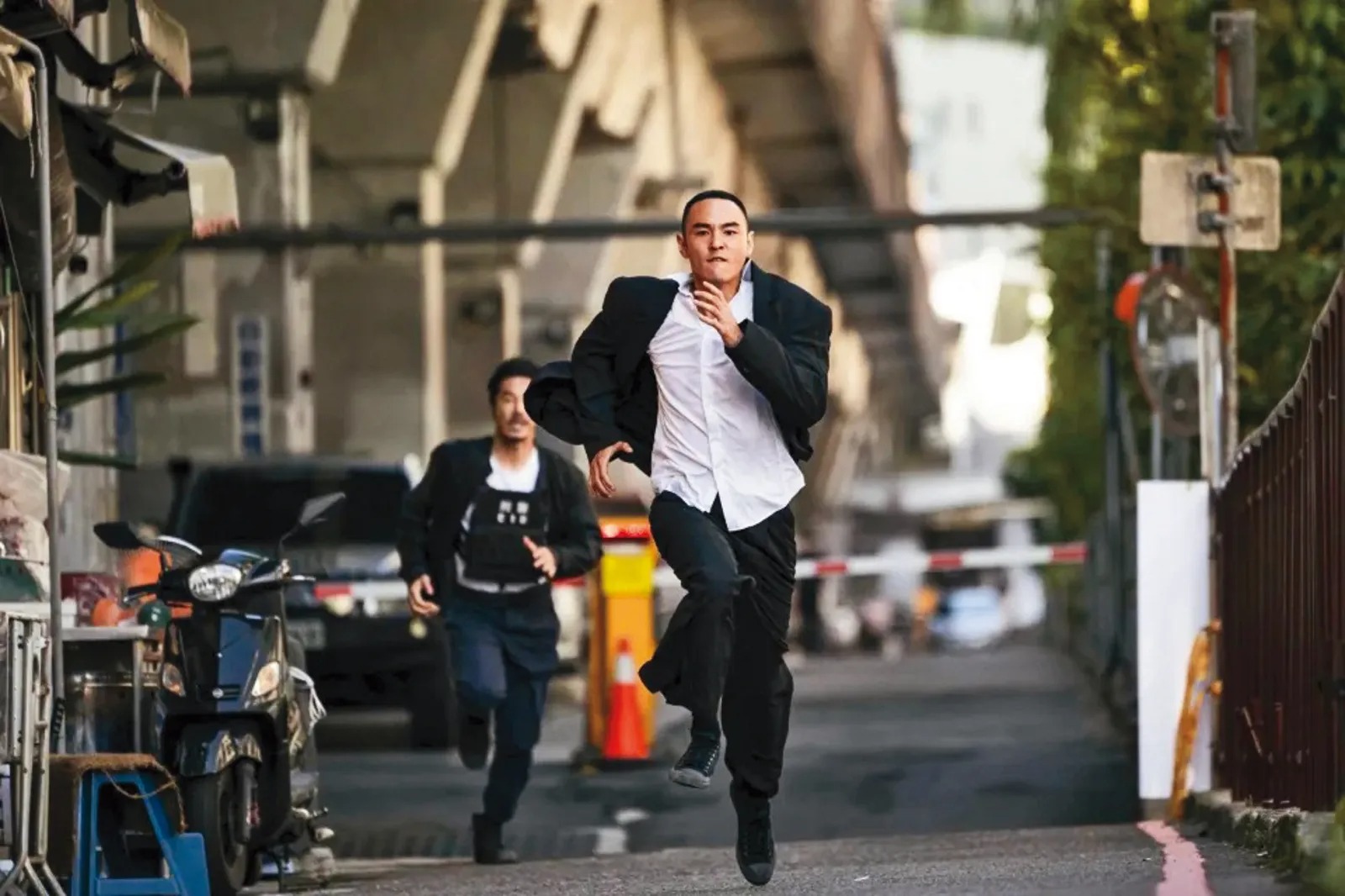 阮經天在《周處除三害》中飾演通緝犯「陳桂林」。（翻攝劇照）