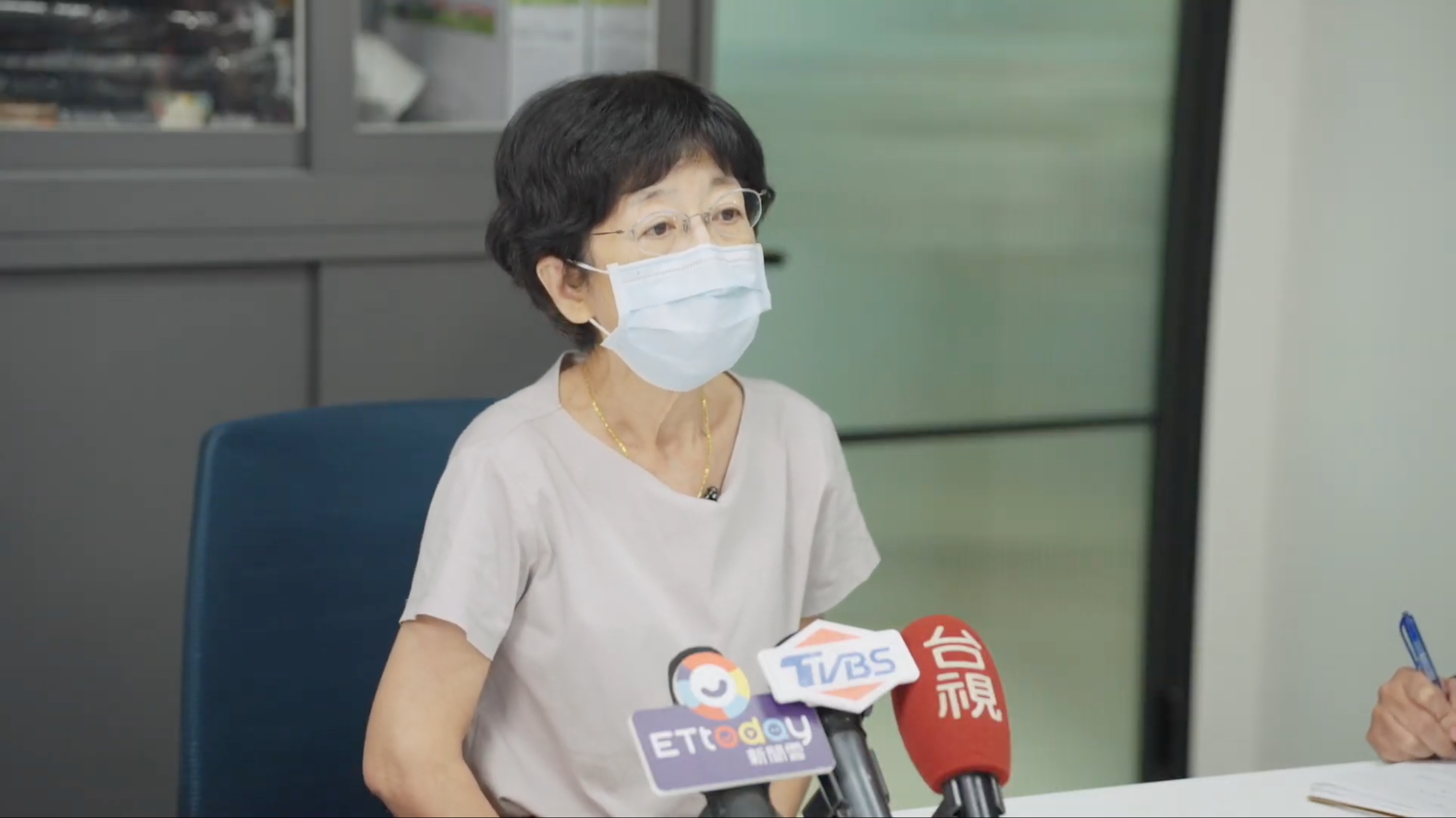 陳佩琪今日出面接受媒體聯訪，回答多次提款和買商辦等問題。（民眾黨提供）