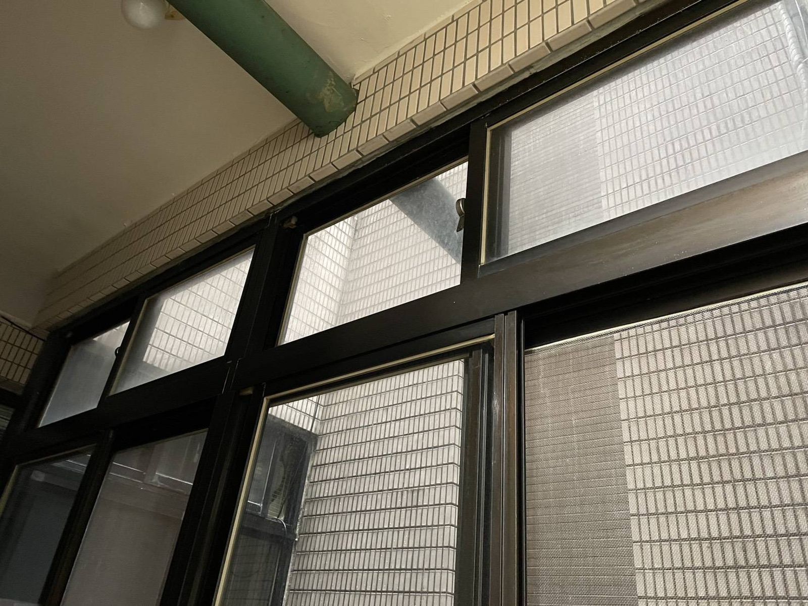 建商違法封路1/火災門窗打不開險釀人命 新莊公辦都更案劣蹟再添一筆