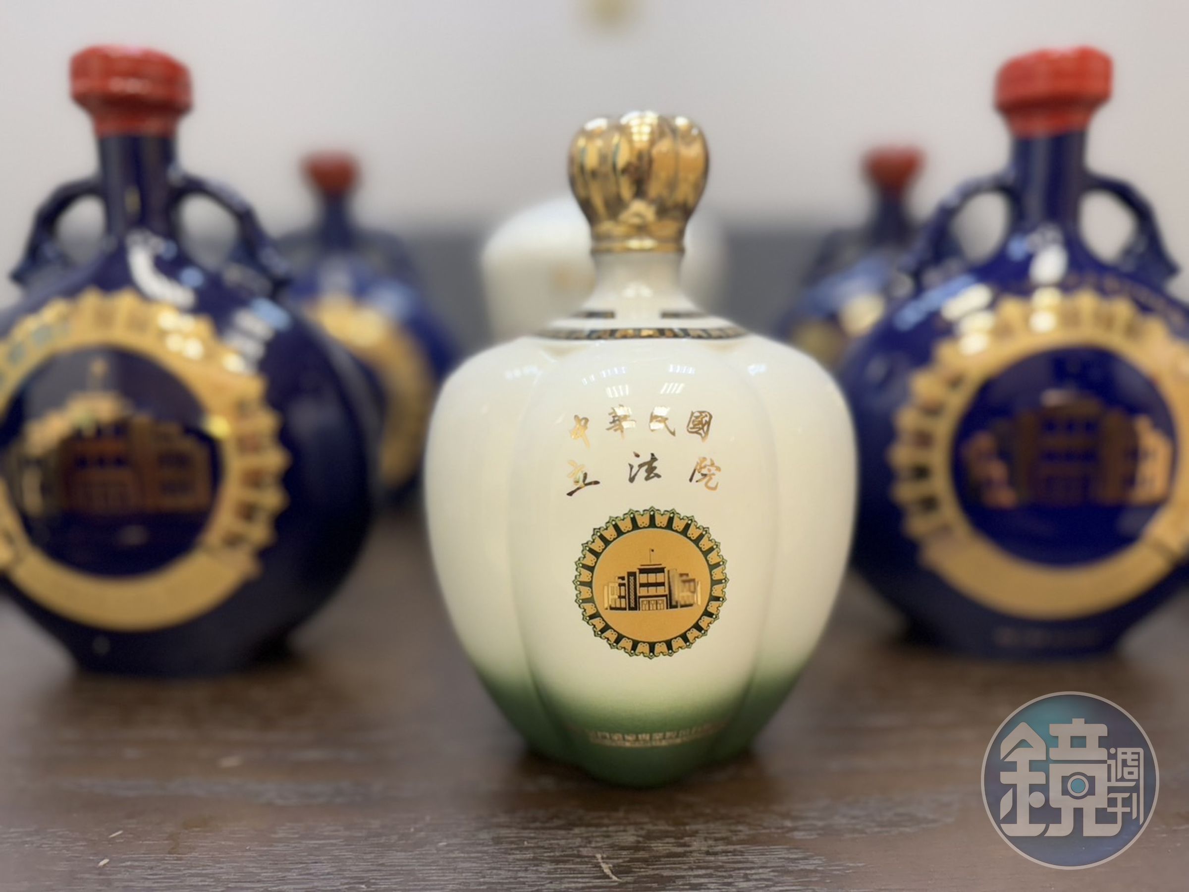蘇嘉全版的南瓜瓶,直到游錫堃時期仍沿用,目前還有庫存,是院內宴客主力酒。