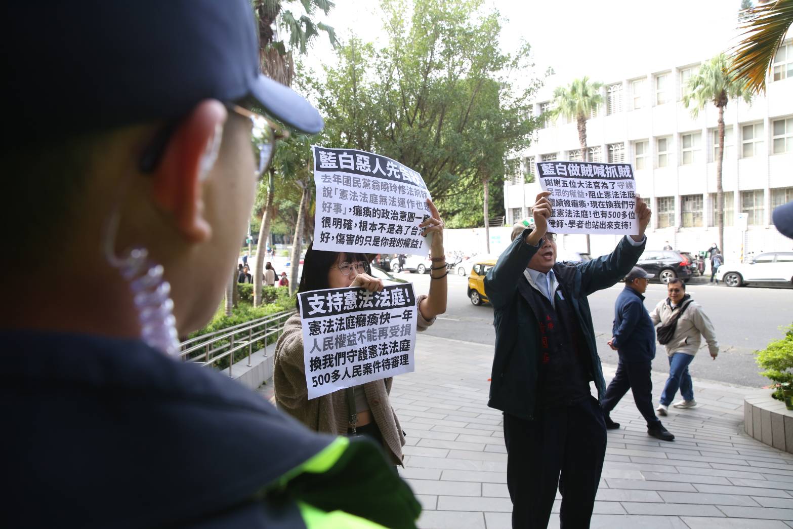 聲援憲法法庭的民眾來到北檢反嗆藍營立委。（鏡報董孟航）