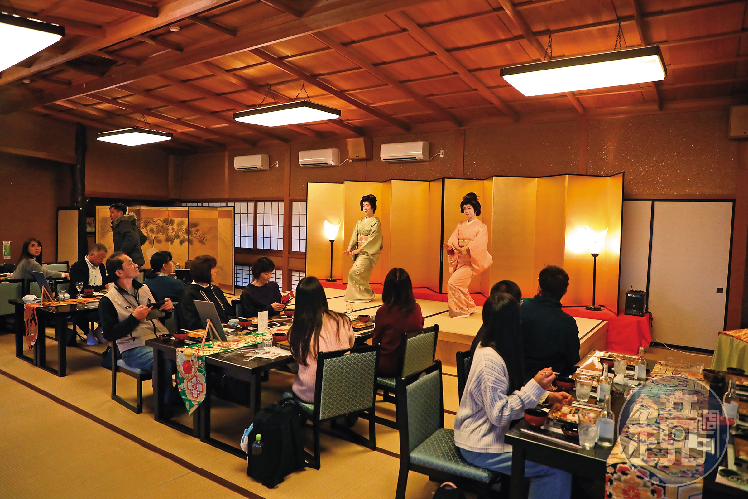 來到秋田文化產業設施松下,可以欣賞經典的秋田藝者演出。