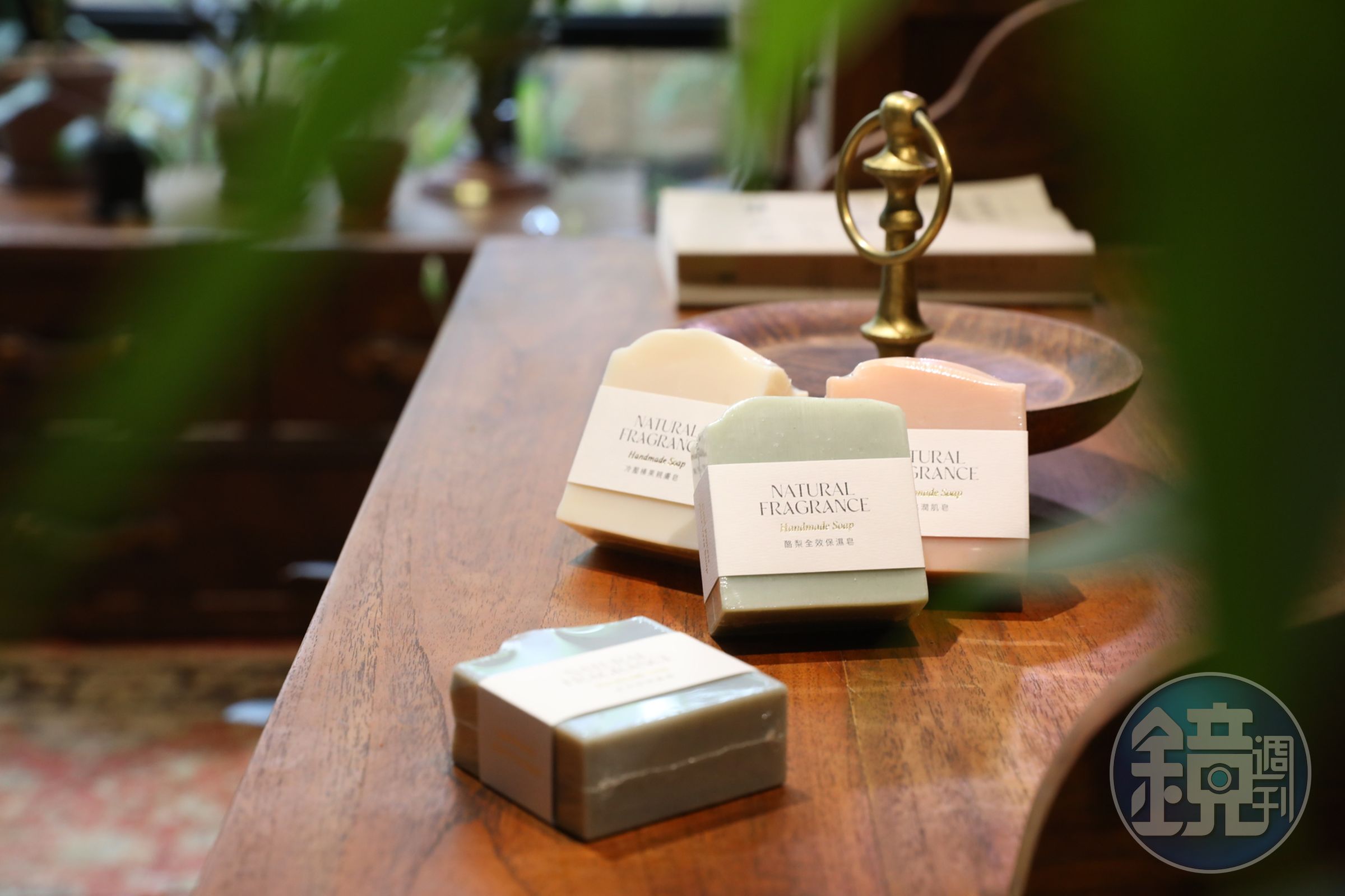 妹妹鄧佳鑫的自創品牌「Fragrance Natural香氛與生活」運用自產的植物手作成香皂。