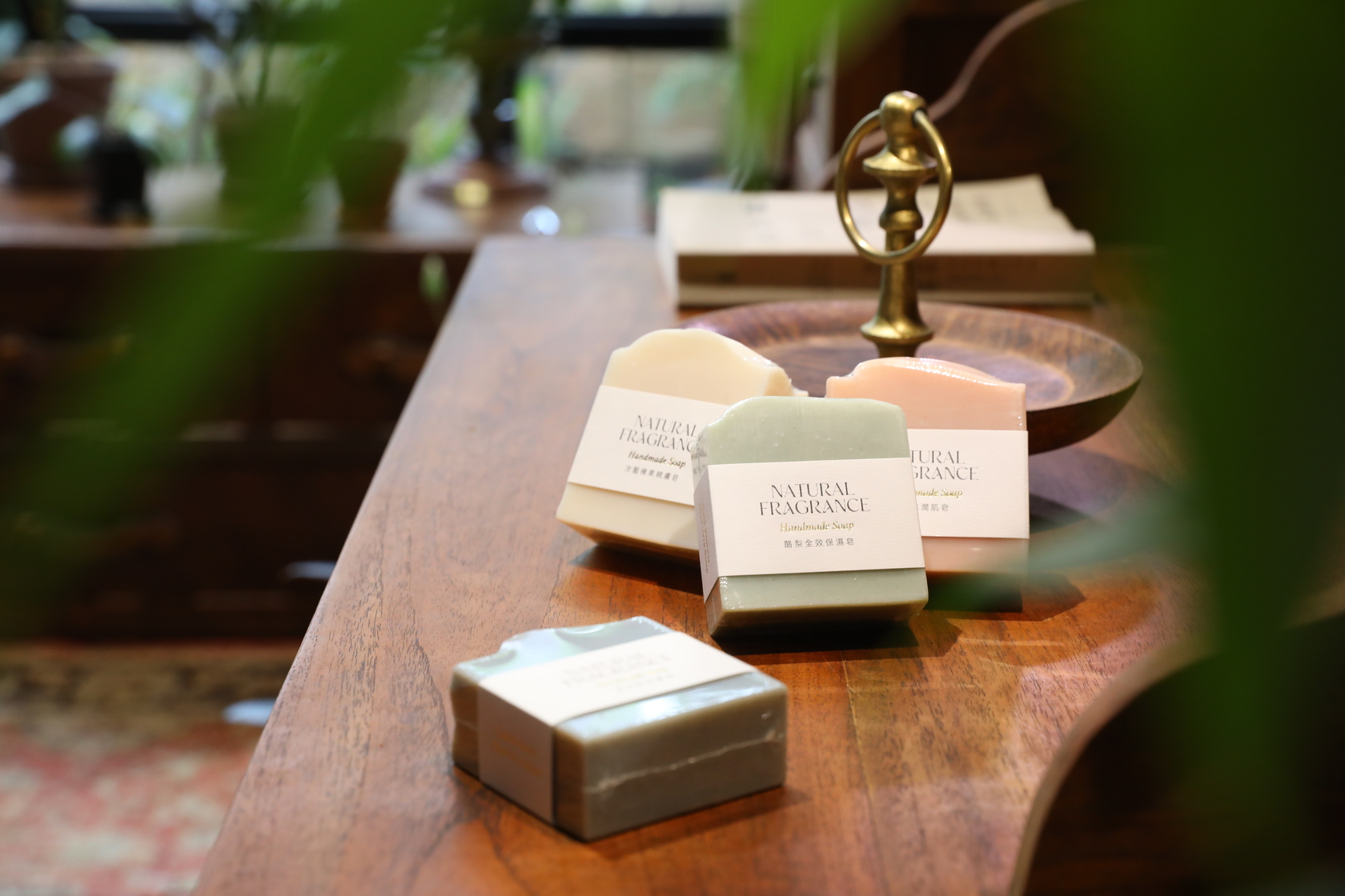 妹妹鄧佳鑫的自創品牌「Fragrance Natural香氛與生活」運用自產的植物手作成香皂。