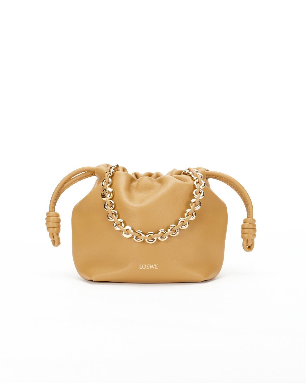 Flamenco Purse沙黃色納帕小羊皮迷你肩背包。NT$96,000（LOEWE提供）