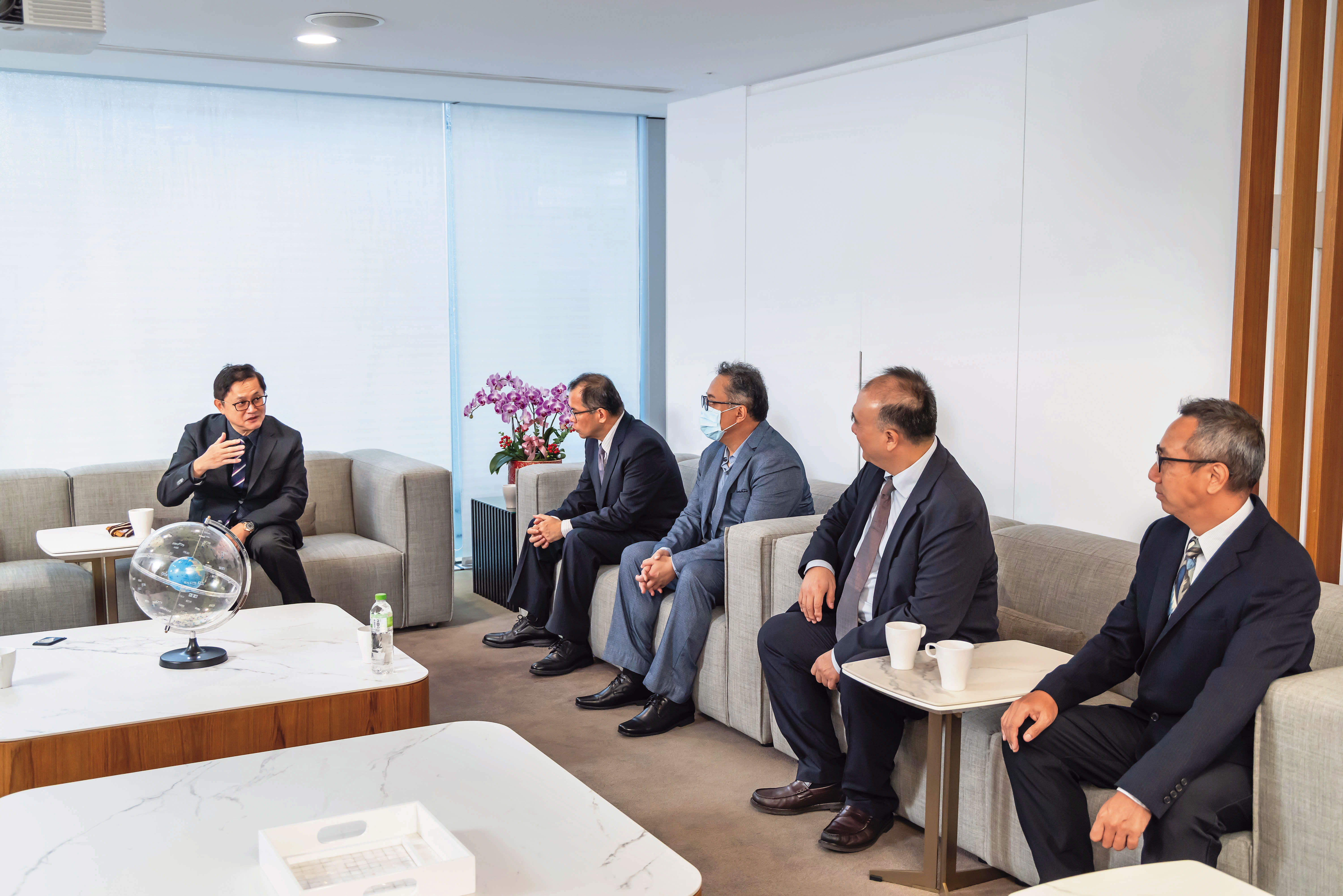 和碩董事長童子賢看著永擎團隊，笑說「希望你（永擎）比阿公（和碩）強」。