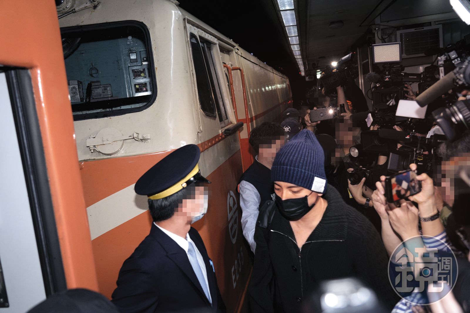 閃兵案爆發，王大陸3月13日登上入伍專車，在媒體包圍下乖乖入伍。