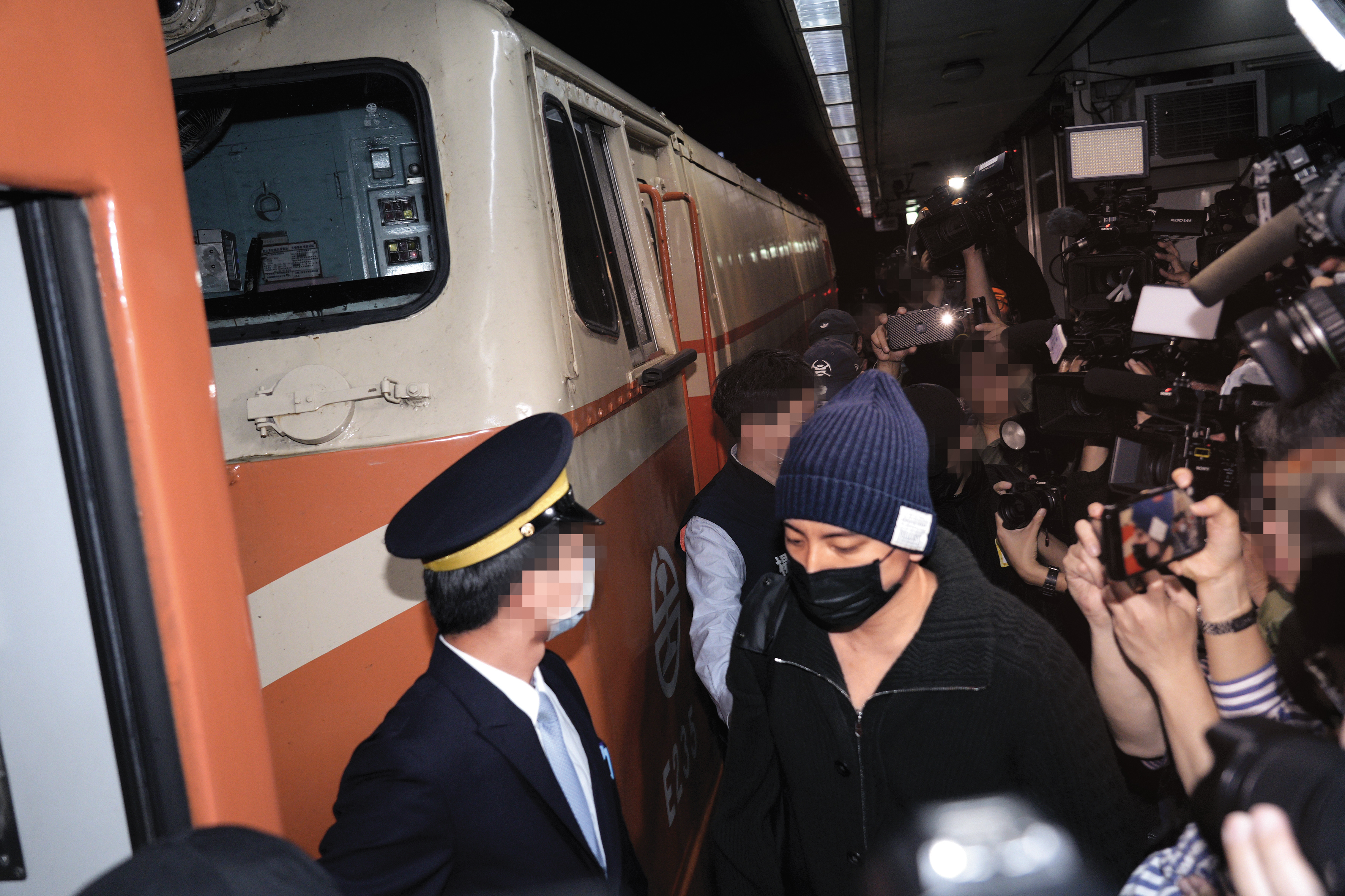 閃兵案爆發，王大陸3月13日登上入伍專車，在媒體包圍下乖乖入伍。
